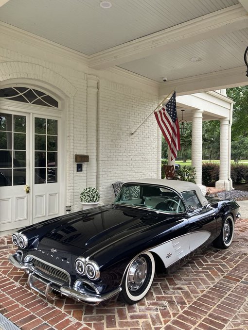 Emma646479zzm's tweet photo. Chevrolet Corvette C1 Convertible 🇺🇲 vs Chevrolet Impala SS 🦅 https://t.co/o5VxhmkDnk