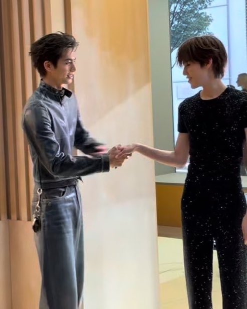 superpjiew's tweet photo. ห๊าาาาาาาาา ผุ้ชายมาจับมือลูกนี่2มือเลยนะ อร้ายยยยยยยยยยยย

PP KRIT X GUCCI MFW26
#GUCCISS27xPPKRIT
#GucciTheStoreShow
#Gucci @gucci #PPKritt @ppkritt #MFW https://t.co/OtWISY8DoM