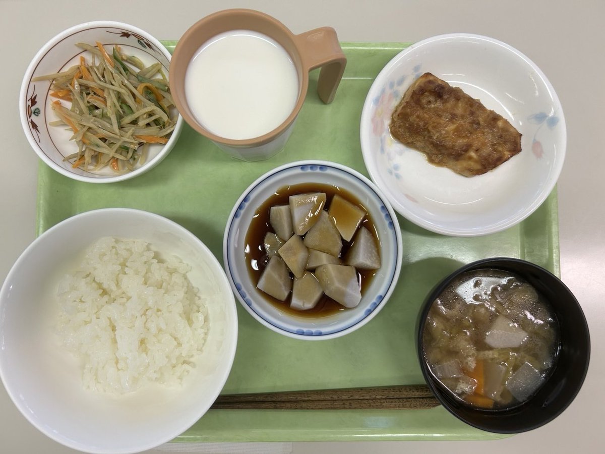 katsumou's tweet photo. 今日の給食は、十五夜メニュでした🎑
芋名月にちなんで、里芋を使った献立にしました。
秋の収穫に感謝して、季節感を楽しんで食べてくれていたら嬉しいです。 https://t.co/ClbJXjkL2S