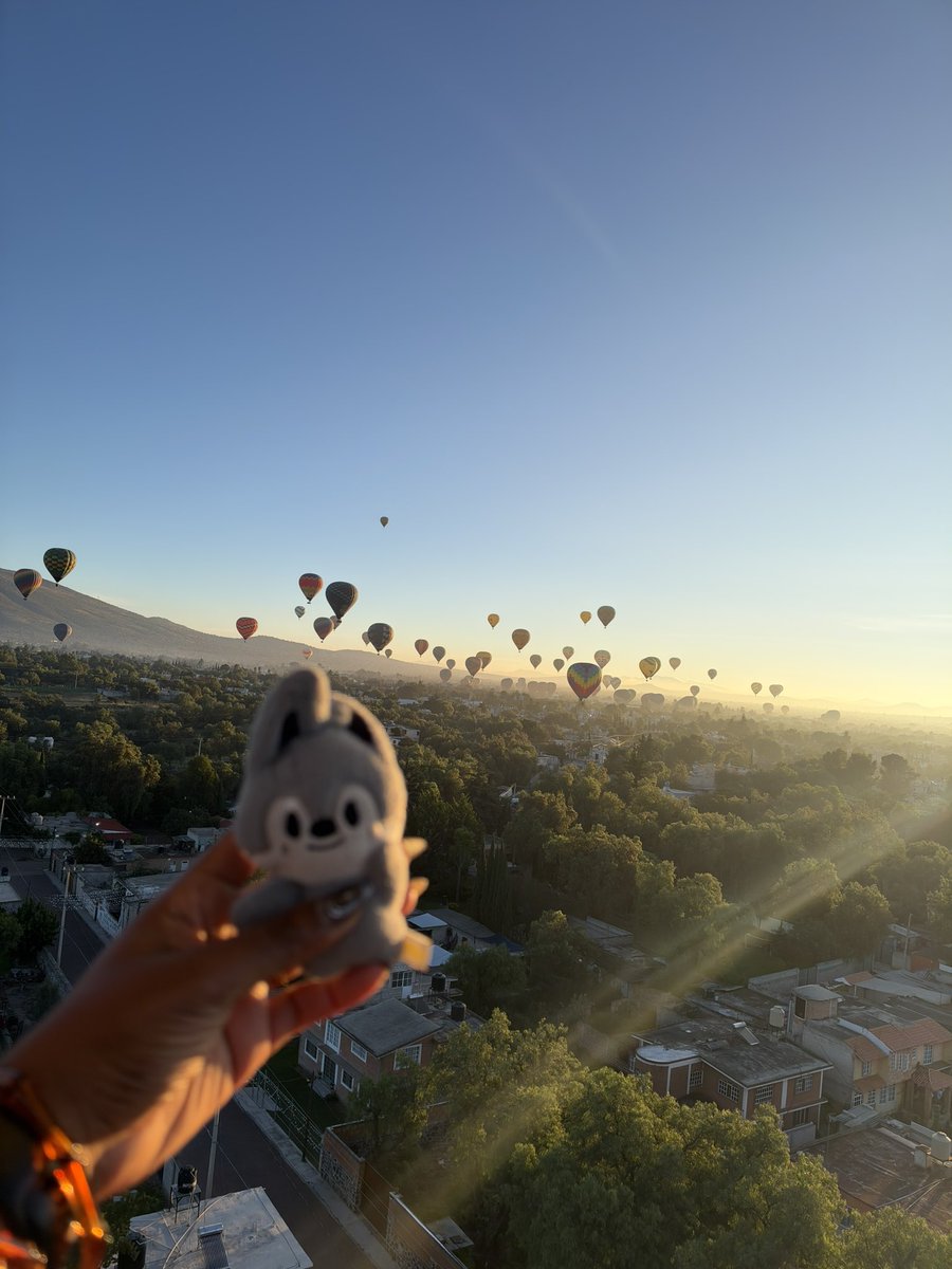 love_libra00's tweet photo. Teotihuacán con wolfchan 🙂‍↕️ https://t.co/HEJx6NjWWm