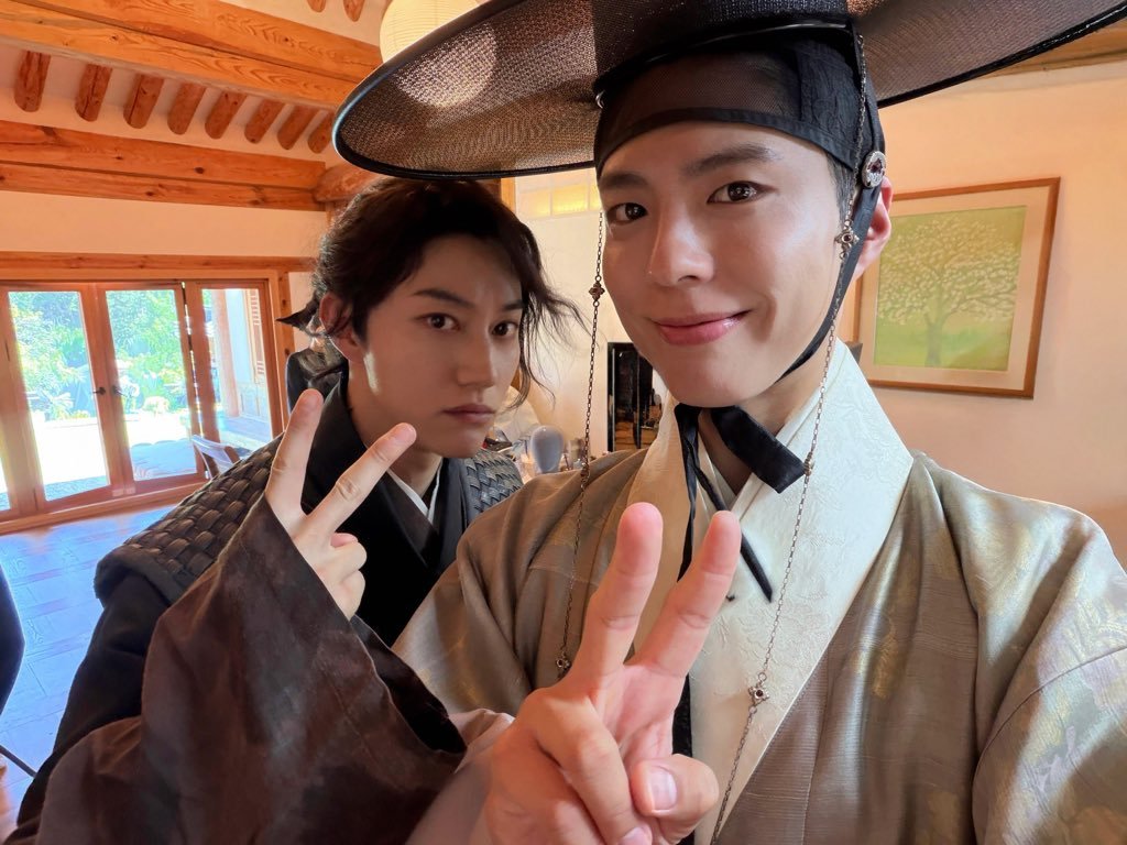 BGMMYPARK's tweet photo. Reunited with my brother Kwak Dong-yeon! ✌️ 

Catch us tonight at 9 PM on KBS2 'Moon Lovers: Scarlet Heart Ryeo'! 

Thank you as always for all your love and support! 🌙✨ https://t.co/4wix21NHkc