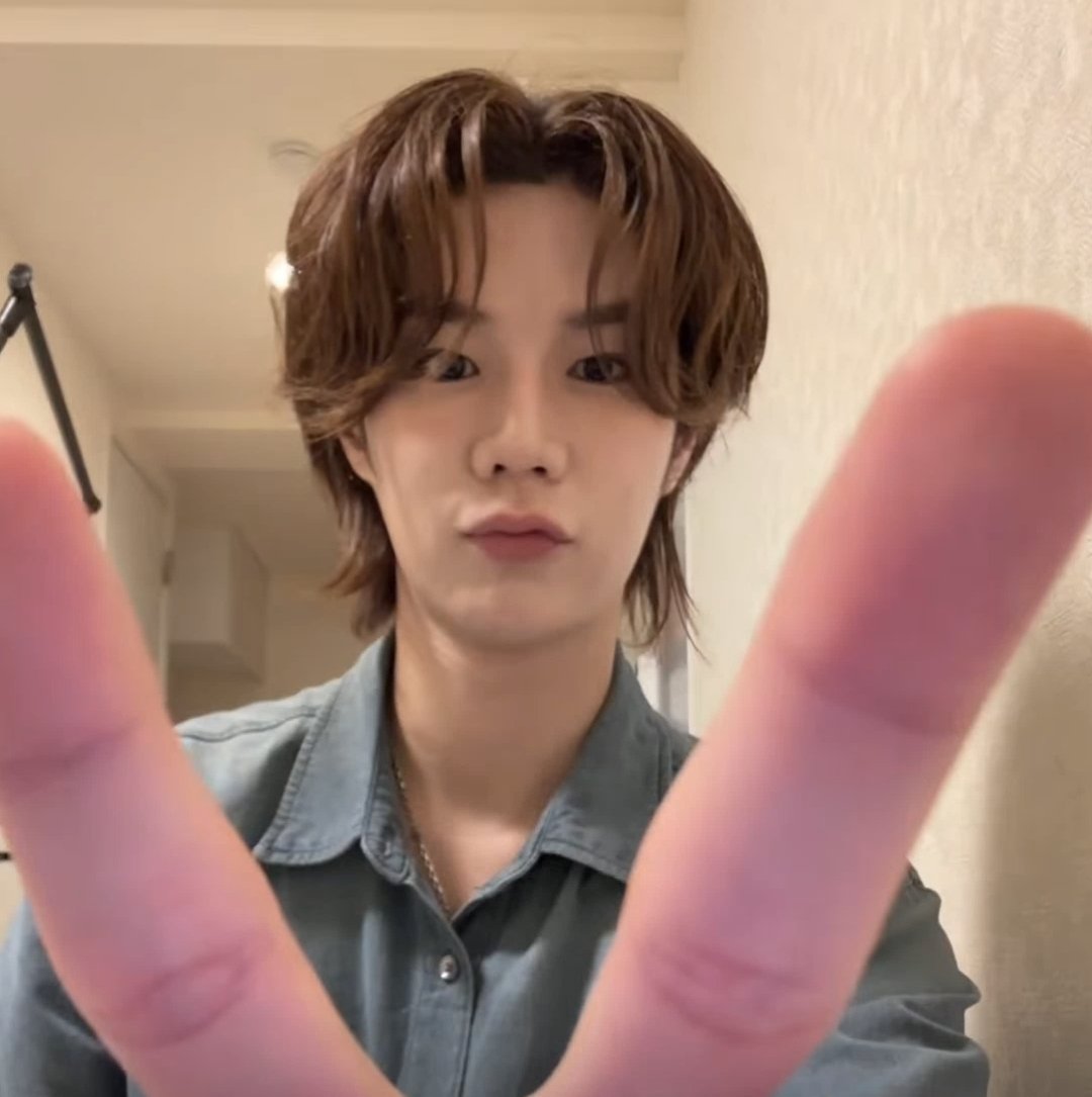 mell2e_'s tweet photo. 재윤님이 너무 귀엽고 기특하고.. 짱!!!🫳🫳🫳 https://t.co/KsRl3zbxz7
