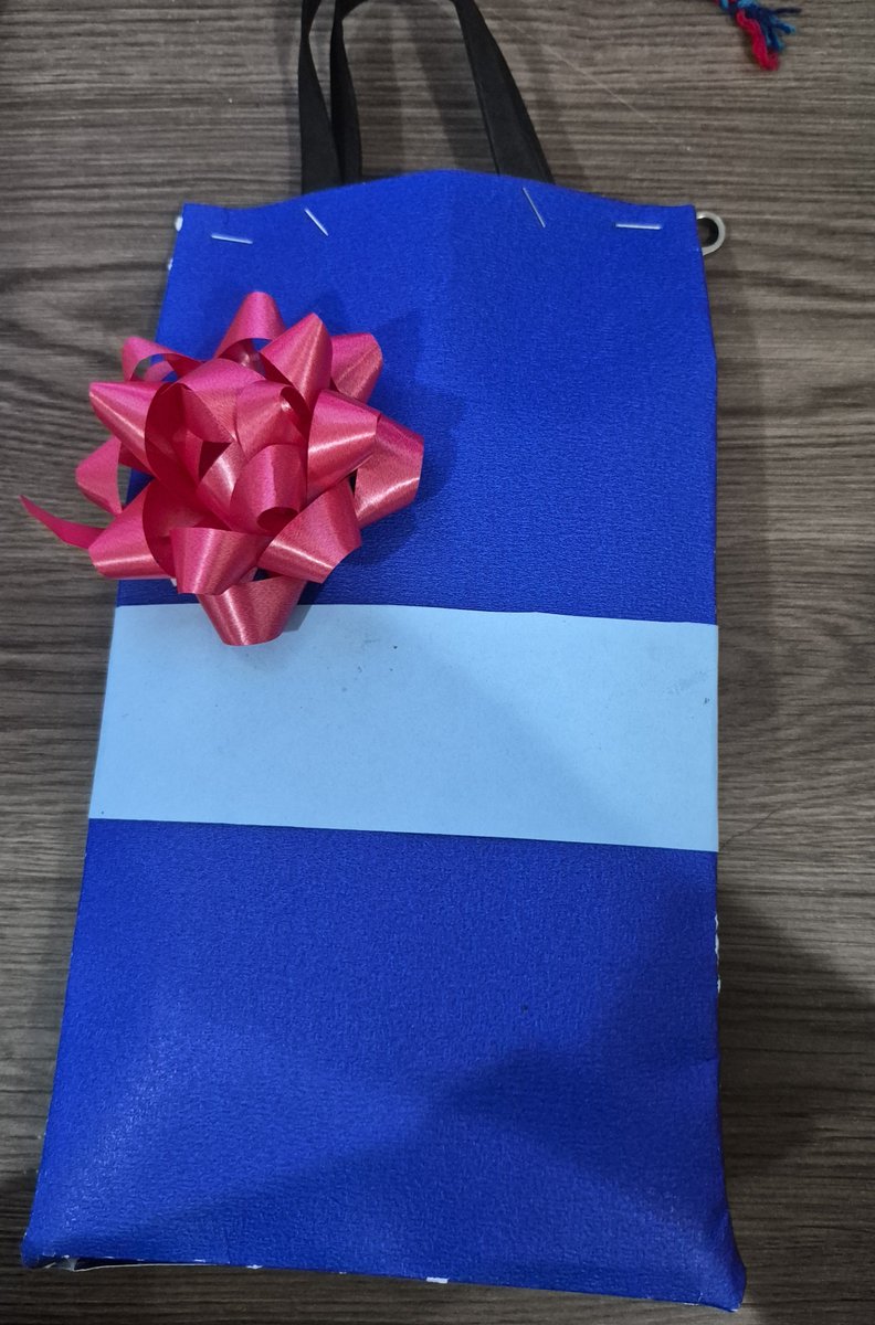 SweetheartIzuku's tweet photo. Mi amiga es muy fan de Shoto Todoroki y pues realmente queria darle un regalo bonito, así que me complique la existencia haciendole una bolsa de regalo inspirada en la bolsa de regalo que le dan a Shoto adulto x su ascenso :3 https://t.co/udgqLhHZOZ