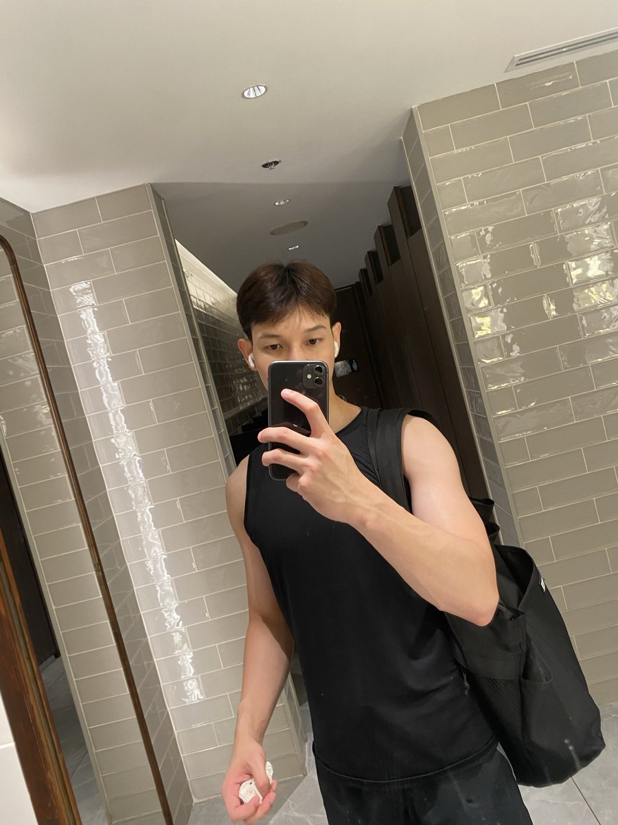 NomadNexusizy's tweet photo. Me in public                   Me in my room https://t.co/GM7pxhlu4s