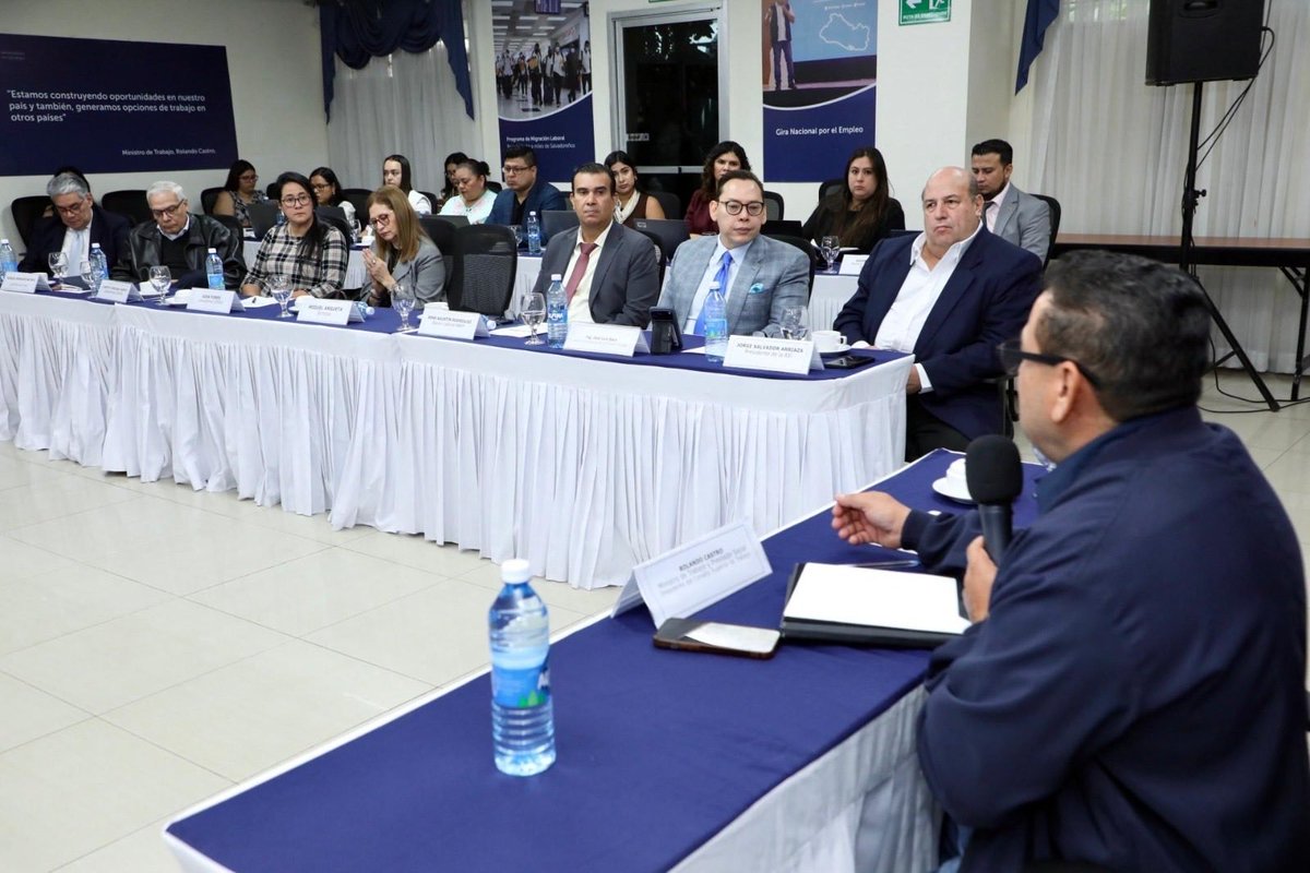 stisss's tweet photo. La modernización de los tiempos de trabajo abre una oportunidad para construir nuevas formas de organización laboral que respondan a las necesidades actuales, siempre dentro del marco de la LEY.
 
Valoramos que el Ministro de Trabajo @RolandoCastroSv impulse un diálogo amplio con los diferentes sectores, porque las mejores propuestas surgen cuando se escucha a quienes conocen de primera mano las necesidades y desafíos del ámbito laboral.