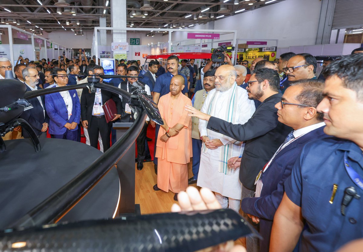 AmitShah's tweet photo. आज ग्रेटर नोएडा में 'उत्तर प्रदेश इंटरनेशनल ट्रेड शो' के चौथे संस्करण का उद्घाटन किया।

भाजपा की डबल इंजन सरकार ने प्रदेश की कानून-व्यवस्था सुधारकर, अनुकूल औद्योगिक नीति बनाकर और प्रोएक्टिव गवर्नेंस के माध्यम से उत्तर प्रदेश को आकर्षक निवेश डेस्टिनेशन बनाया है। जिस यूपी में कभी माफियाओं का शासन चलता था, वह आज 1 ट्रिलियन डॉलर की इकोनॉमी के लक्ष्य की ओर तेजी से बढ़ रहा है और यह ट्रेड शो इस दिशा में मील का पत्थर सिद्ध हो रहा है।

इस अवसर पर ट्रेड शो में सहभागी देशों व प्रदेश के विभिन्न स्टॉलों और प्रदर्शनियों का अवलोकन भी किया।