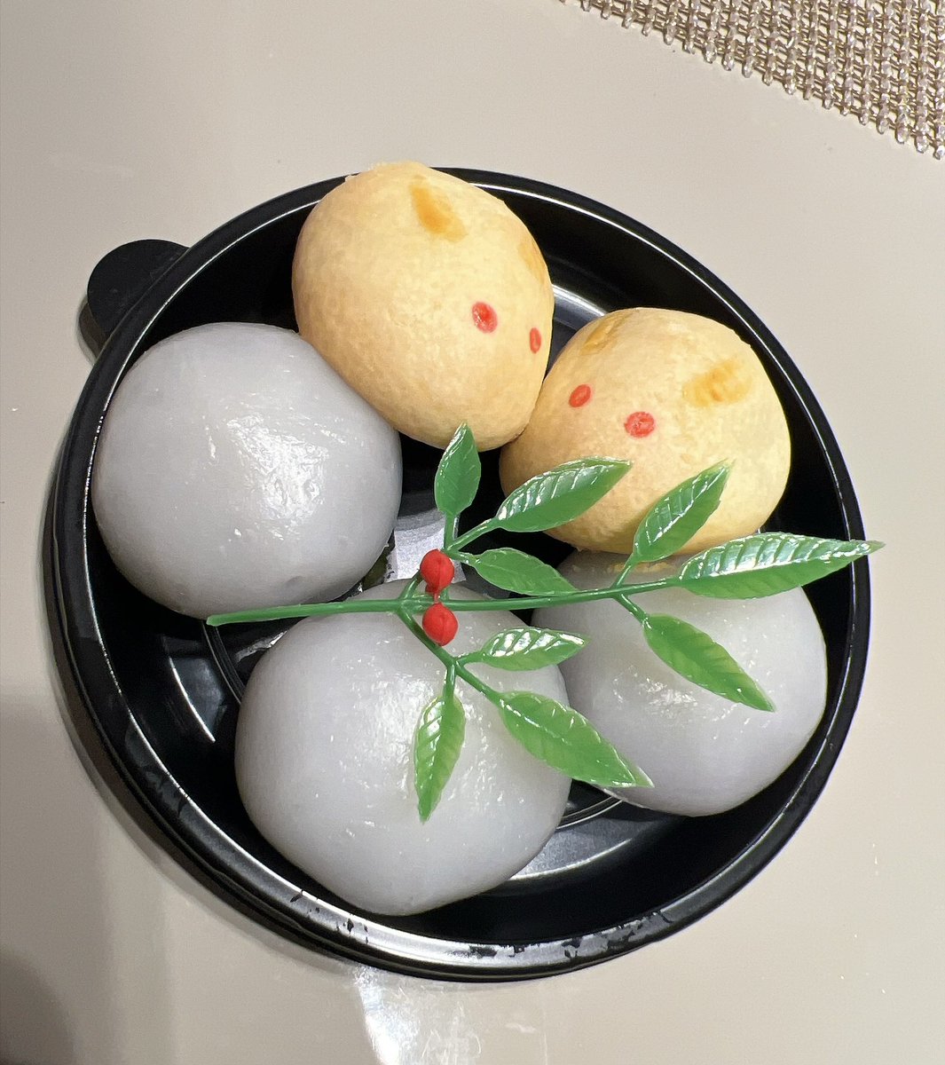 U_Yutopan's tweet photo. 月見の前に食べ終えてしまった🎑🐰 https://t.co/S3C0xnsGOs