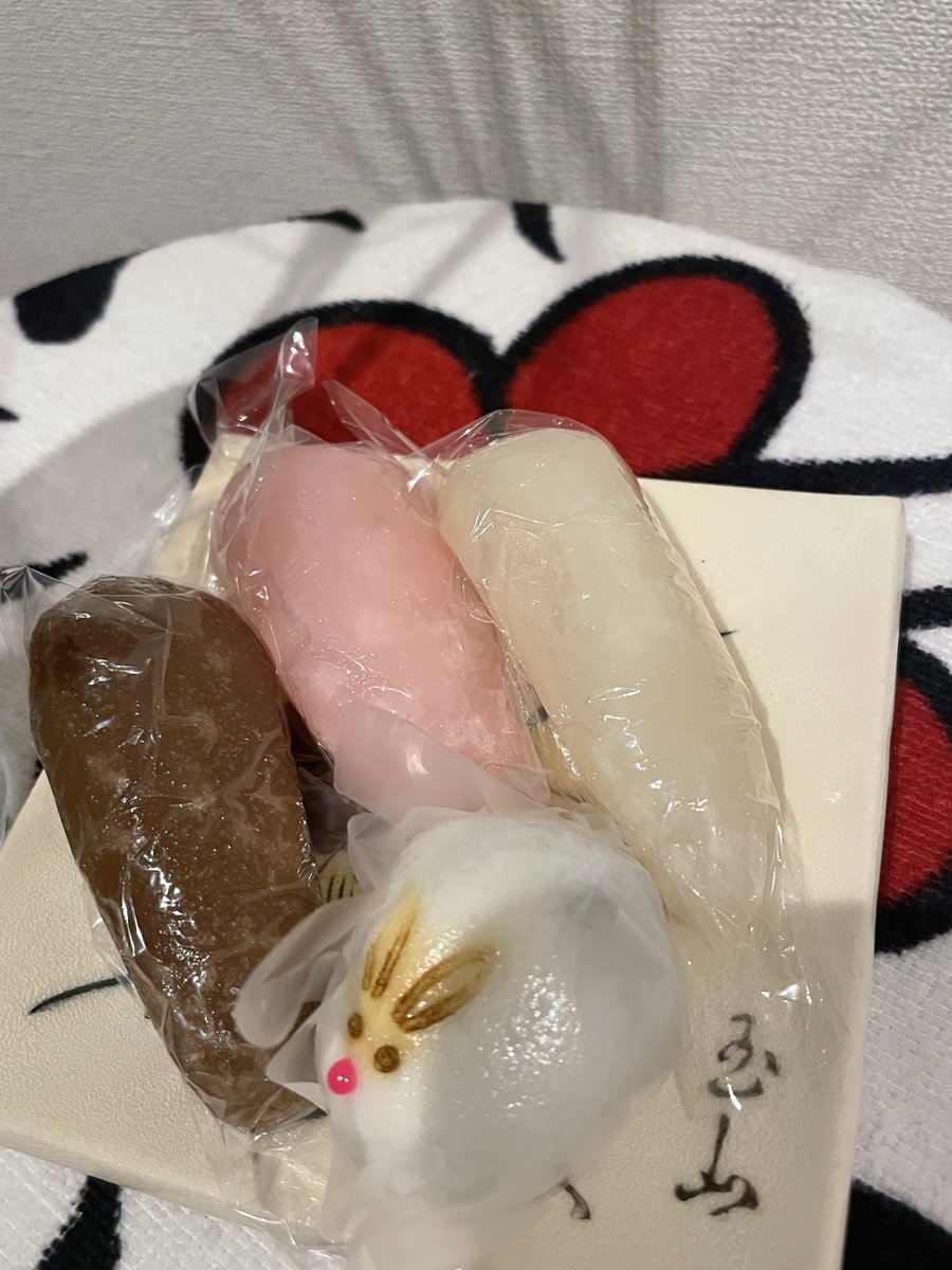 miso253sky's tweet photo. お月見🎑
雲から顔をだしたお月さん。
お月見泥棒さん（子供たち）
がたくさんお菓子をとりにきたみたい☺️
里芋型のお月見団子と、うさぎ饅頭。
ススキ🌾も飾りました。

＃お月見 https://t.co/9XeiuW0HQW