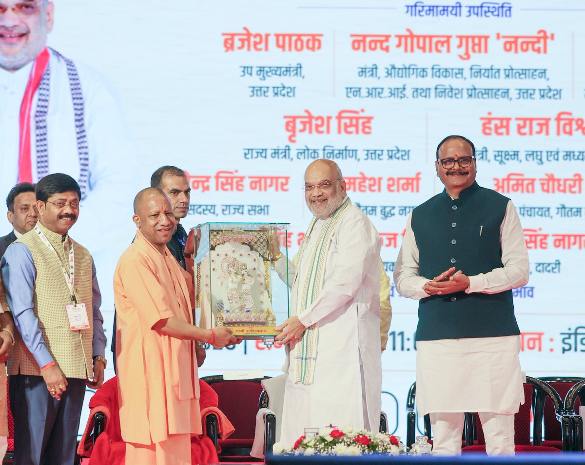AmitShah's tweet photo. आज ग्रेटर नोएडा में 'उत्तर प्रदेश इंटरनेशनल ट्रेड शो' के चौथे संस्करण का उद्घाटन किया।

भाजपा की डबल इंजन सरकार ने प्रदेश की कानून-व्यवस्था सुधारकर, अनुकूल औद्योगिक नीति बनाकर और प्रोएक्टिव गवर्नेंस के माध्यम से उत्तर प्रदेश को आकर्षक निवेश डेस्टिनेशन बनाया है। जिस यूपी में कभी माफियाओं का शासन चलता था, वह आज 1 ट्रिलियन डॉलर की इकोनॉमी के लक्ष्य की ओर तेजी से बढ़ रहा है और यह ट्रेड शो इस दिशा में मील का पत्थर सिद्ध हो रहा है।

इस अवसर पर ट्रेड शो में सहभागी देशों व प्रदेश के विभिन्न स्टॉलों और प्रदर्शनियों का अवलोकन भी किया।