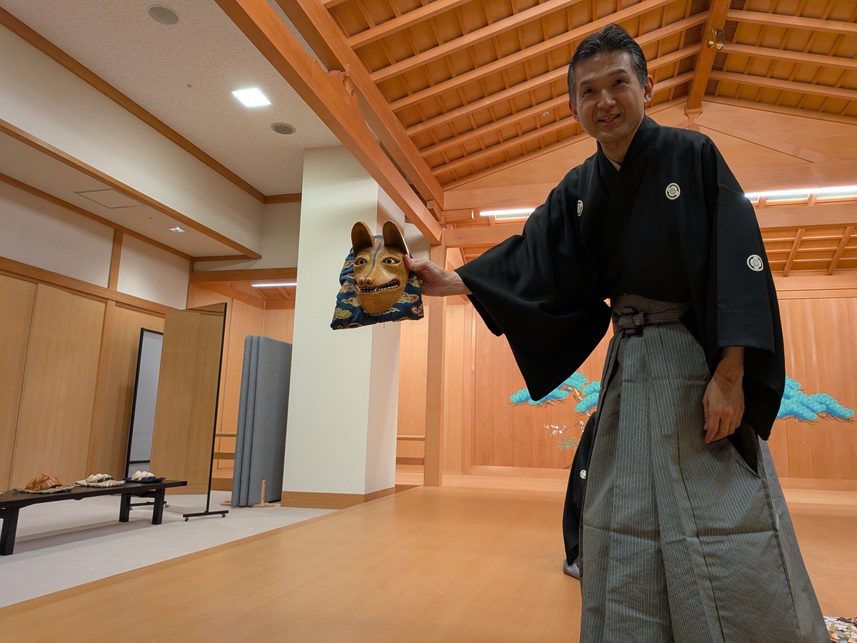 yn_7me's tweet photo. 横浜能楽堂にて狂言の体験講座に参加しました👺講師は狂言方和泉流　奥津健太郎さとご子息の健一郎さん。
能・狂言の歴史や動き、楽しみ方をはじめ、面について丁寧に教えてくださいました。せっかくの機会なので面について質問したら思っていた以上に深いアンサーをいただけて感動。良い時間でした☺️ https://t.co/Ganwtzhsl6