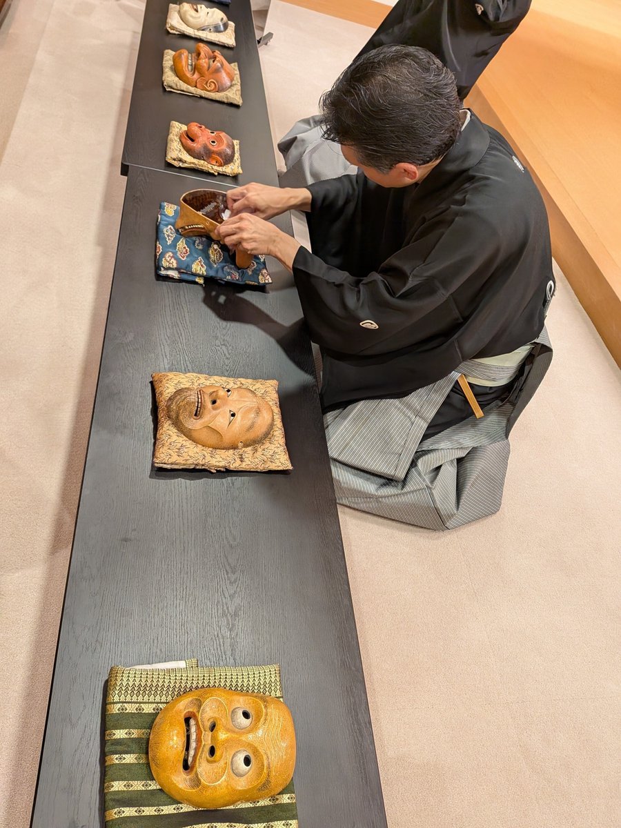 yn_7me's tweet photo. 横浜能楽堂にて狂言の体験講座に参加しました👺講師は狂言方和泉流　奥津健太郎さとご子息の健一郎さん。
能・狂言の歴史や動き、楽しみ方をはじめ、面について丁寧に教えてくださいました。せっかくの機会なので面について質問したら思っていた以上に深いアンサーをいただけて感動。良い時間でした☺️ https://t.co/Ganwtzhsl6