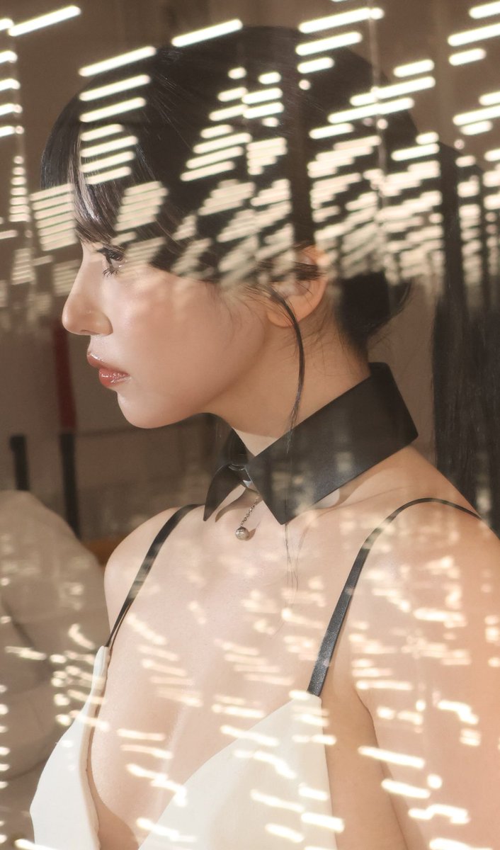 godmitzu's tweet photo. Mina only showing the front of the low-cut dress through the reflection 😭 https://t.co/39tbXA9r4B
