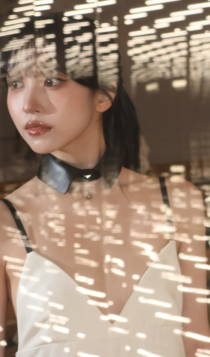 godmitzu's tweet photo. Mina only showing the front of the low-cut dress through the reflection 😭 https://t.co/39tbXA9r4B