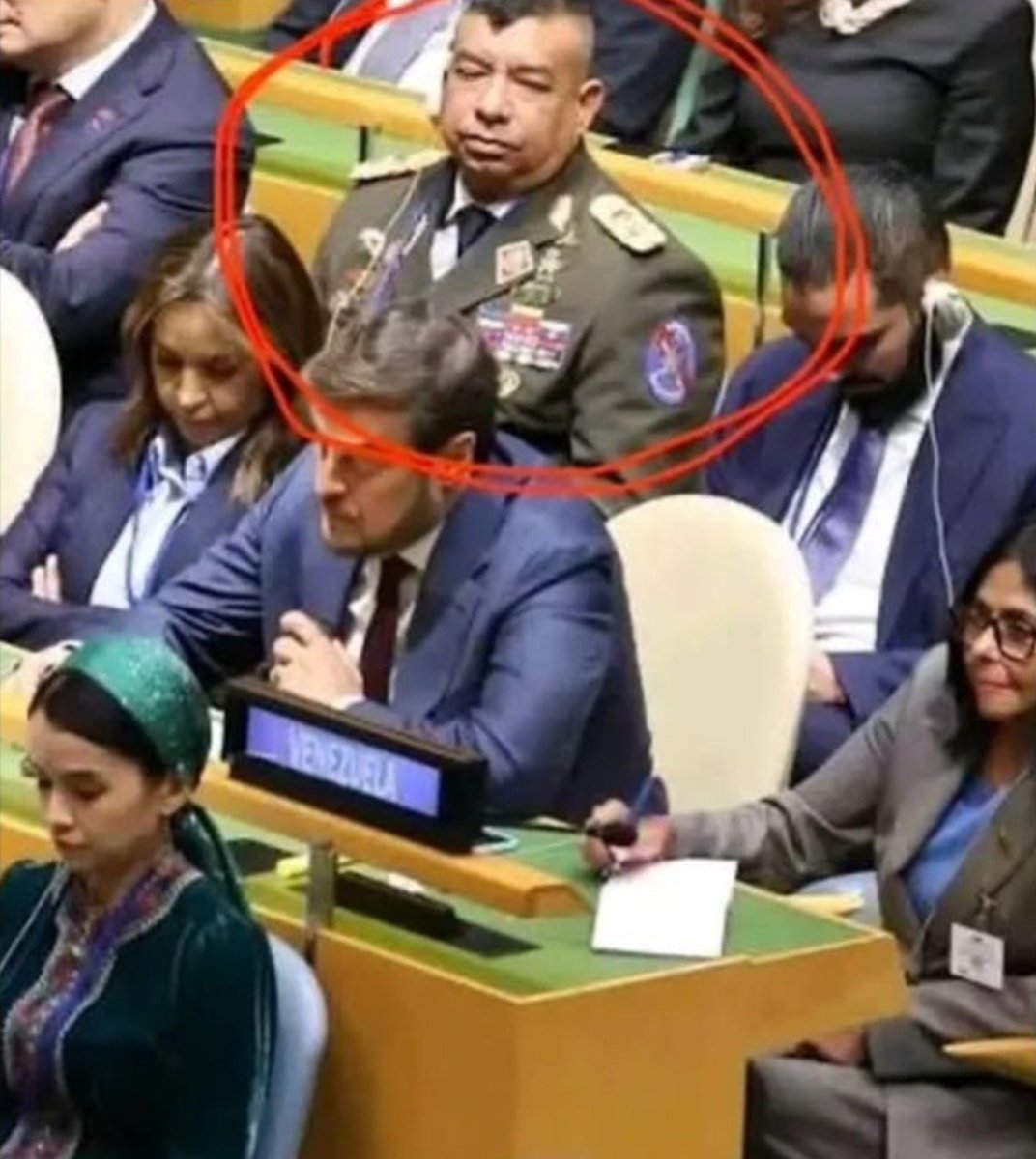 AliomarBracho's tweet photo. Cuando usted se sienta como un güevón inútil en la vida, recuerde a este general: acompañó a Delcy a la ONU y tuvo que escuchar, en primera fila, cómo Trump se jactaba de que la operación para capturar a maduro dentro de Fuerte Tiuna, el complejo militar más resguardado y emblemático del país, había sido de las operaciones más fáciles ejecutadas por sus fuerzas.

Se lo dicen en la cara. Delante del uniforme, las estrellas y las condecoraciones.

Y Trump no solo lo cuenta: se regocija mientras lo hace.

Hay silencios que pesan más que cualquier discurso.