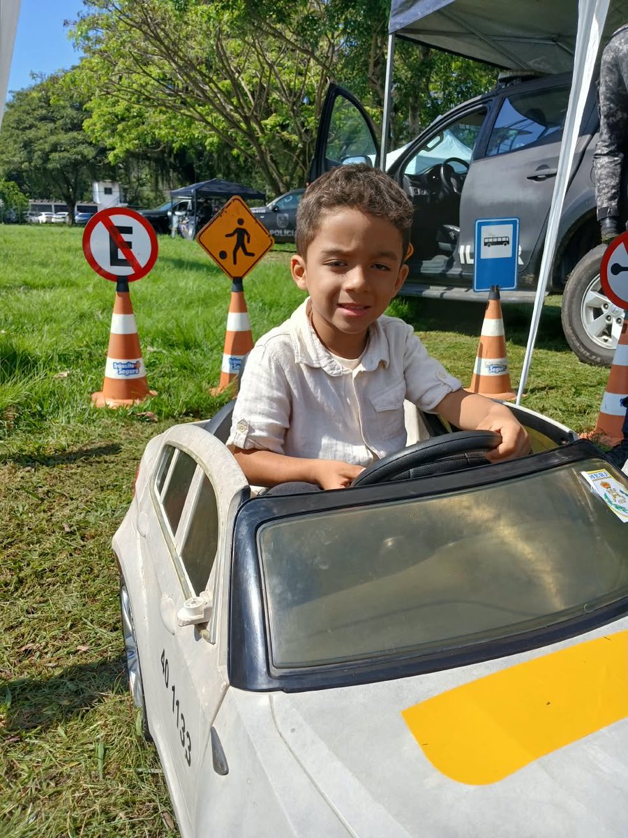 PMERJ's tweet photo. Durante a Semana Nacional de Trânsito, o #BPRv realiza ação educativa no #CFAP, durante a formatura de novos policiais militares. A atividade reforça a importância da segurança viária e da direção responsável. https://t.co/Y8So7AMB82