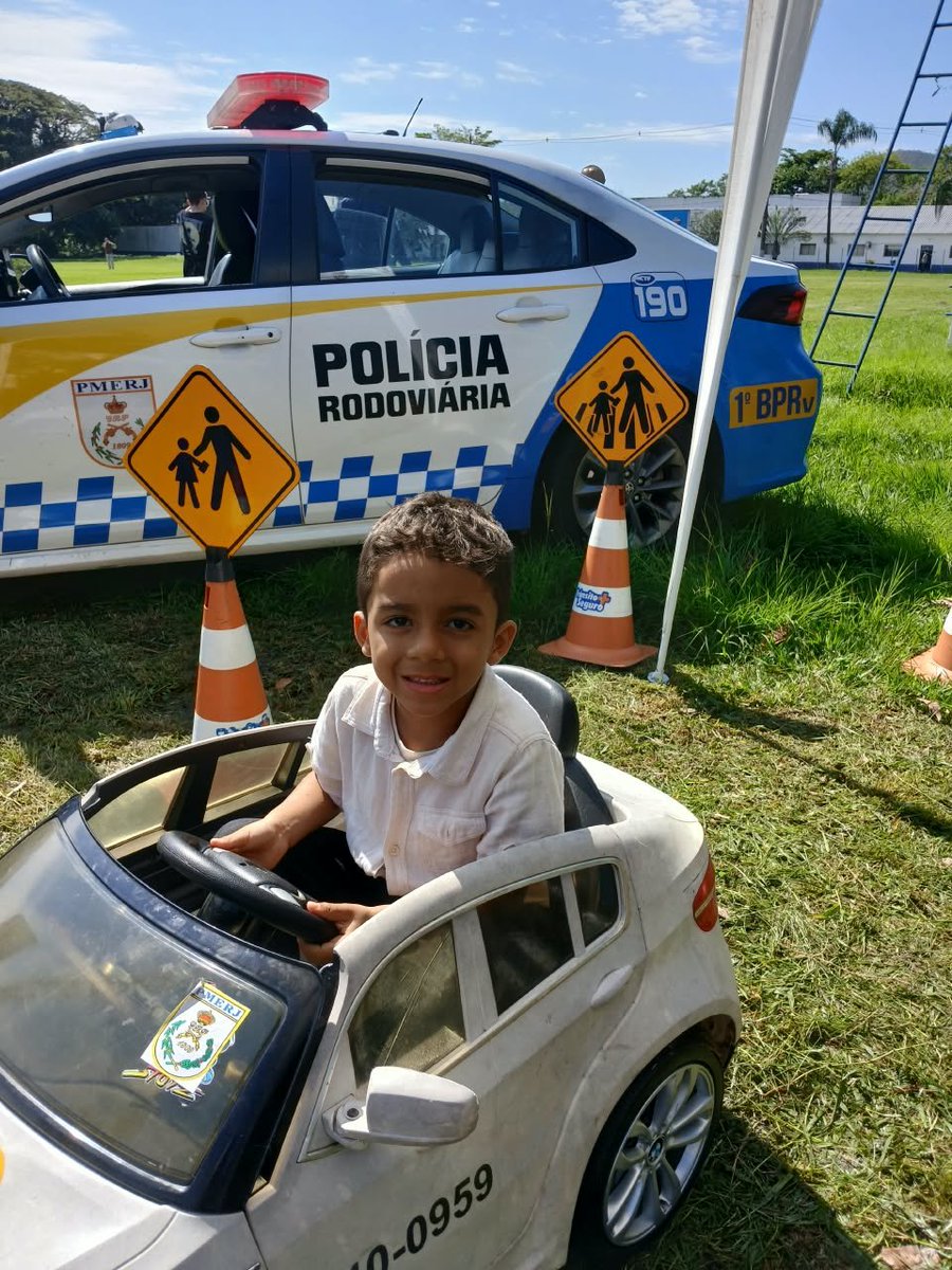 PMERJ's tweet photo. Durante a Semana Nacional de Trânsito, o #BPRv realiza ação educativa no #CFAP, durante a formatura de novos policiais militares. A atividade reforça a importância da segurança viária e da direção responsável. https://t.co/Y8So7AMB82