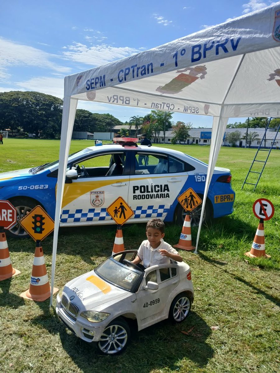 PMERJ's tweet photo. Durante a Semana Nacional de Trânsito, o #BPRv realiza ação educativa no #CFAP, durante a formatura de novos policiais militares. A atividade reforça a importância da segurança viária e da direção responsável. https://t.co/Y8So7AMB82