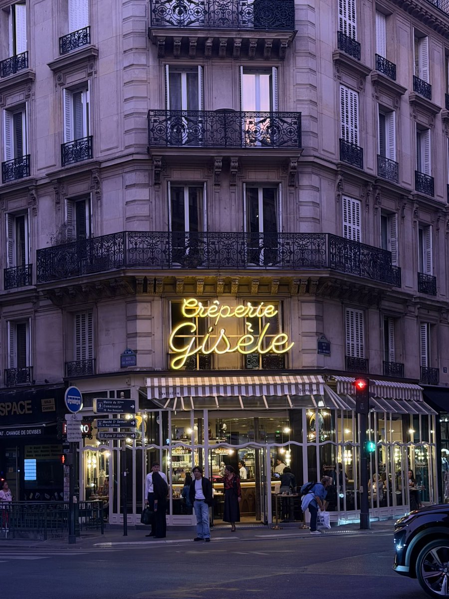 mugIerette's tweet photo. love how pink Paris was yesterday https://t.co/NsPuTuDfXd