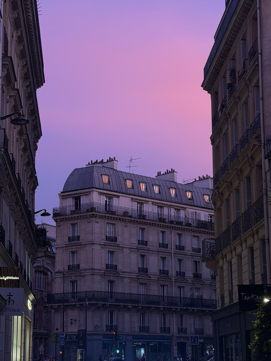 mugIerette's tweet photo. love how pink Paris was yesterday https://t.co/NsPuTuDfXd