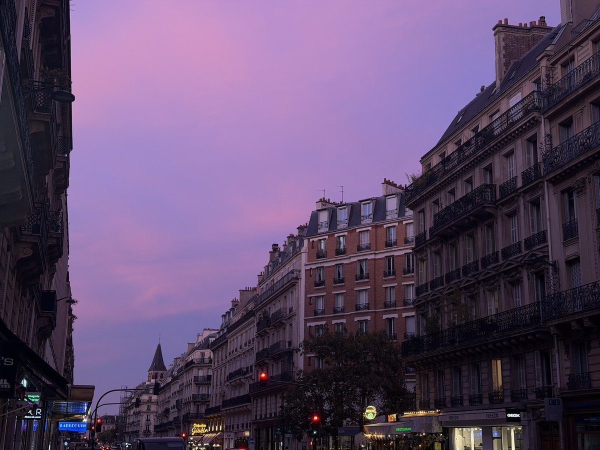 mugIerette's tweet photo. love how pink Paris was yesterday https://t.co/NsPuTuDfXd