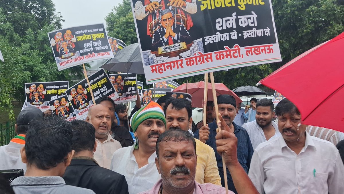 vinod_dixit1961's tweet photo. ज्ञानेश कुमार इस्तीफा दो... उत्तर प्रदेश कांग्रेस कमेटी द्वारा प्रदर्शन https://t.co/d043y07bUP