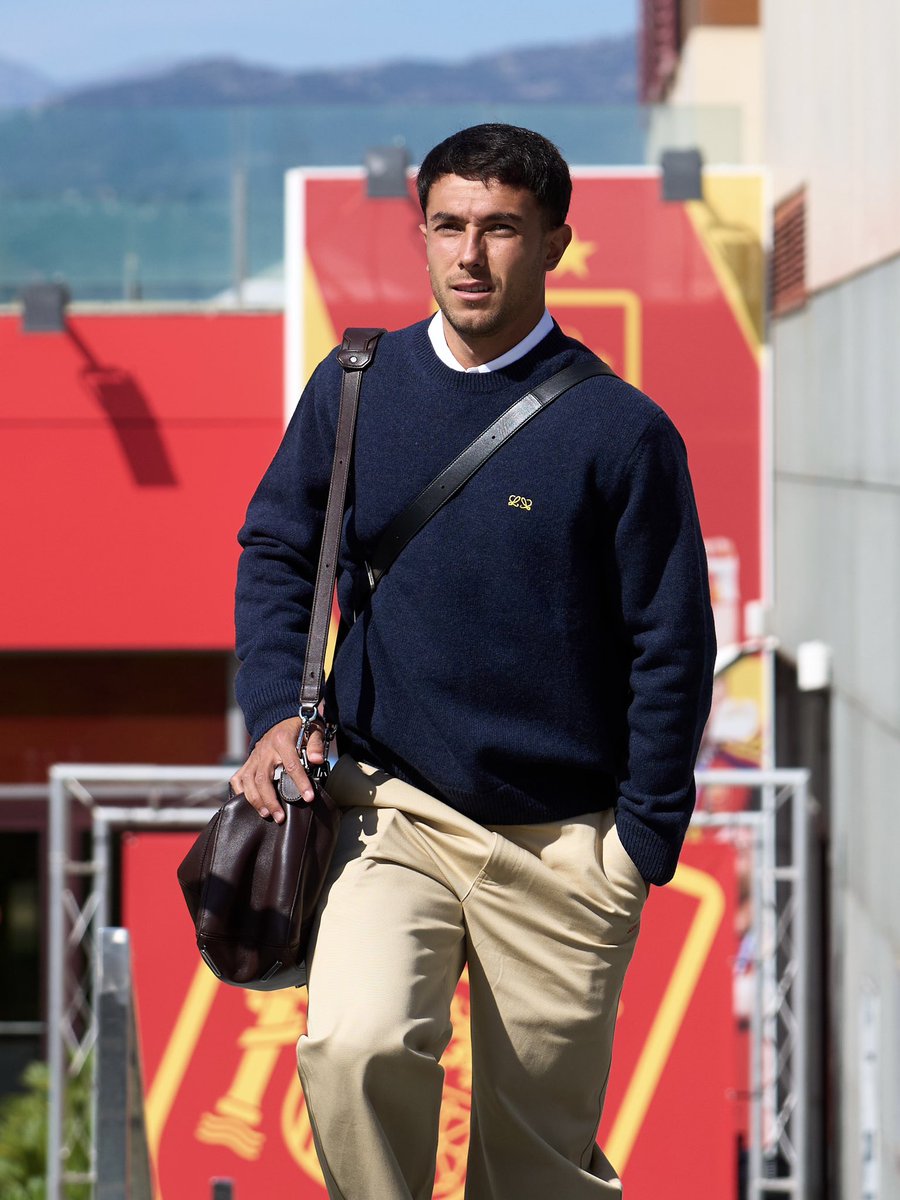 SEFutbol's tweet photo. ✈️🇬🇧 London, here we go!

#VamosEspaña  | #NationsLeague https://t.co/YcsNBkoUoQ