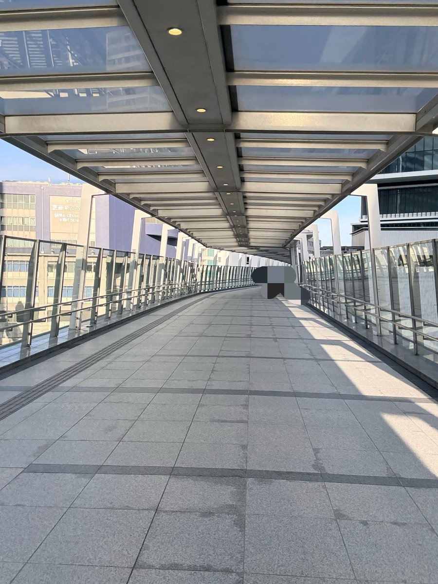 jon_maggy's tweet photo. 9/27（日）のビクトリー���ョーに映画スペシャルズのファンの方にも来て頂けると嬉しいなと思っています。

ミリタリー系のイベントなので、馴染みのない方には少し敷居が高く感じるかもしれませんが、女性や中学生以下のお子様は入場料無料ですし、入口を入ってすぐのブースですので、どうぞ気楽にいらしてください🕺✨

会場になっている「東京都立産業貿易センター浜松町館」にはたくさんの飲食店や、タリーズ、ブルーボトルコーヒーなどのカフェも入っているので、ついでにお茶もできます☕️

会場の周辺には、SnowManの素のまんまや、さっくんのマテムりでお馴染みのラジオ局「文化放送」があります！☝️😄

初めて来た時、「あっ！文化放送ってここにあるんだ！😳」と思いました（笑）
🗼東京タワーもキレイに見えます✨

「ビクトリーショー」
日時：2026年9月27日(日) 10:30〜16:30
場所：東京都立産業貿易センター浜松町館 3F 4F
入場料：¥1,000（※中学生以下、女性、65歳以上、現職自衛官は『無料』）

#ビクトリーショー #Vショー