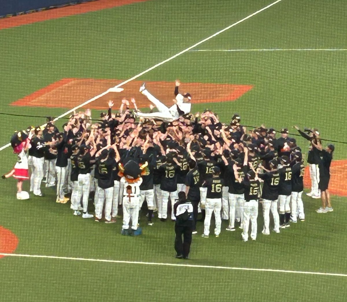 orixgogo's tweet photo. 帰宅🏠
オリックスがサクサク攻撃終えるから、思った以上に早く家に着いた😑
9回表と平野さんのセレモニー以外の記憶がない😂
オリックスは今年、京セラの満員御礼の試合をほぼ落としてる気がするけど…気のせいかな💦 https://t.co/PmVLLQyK8O