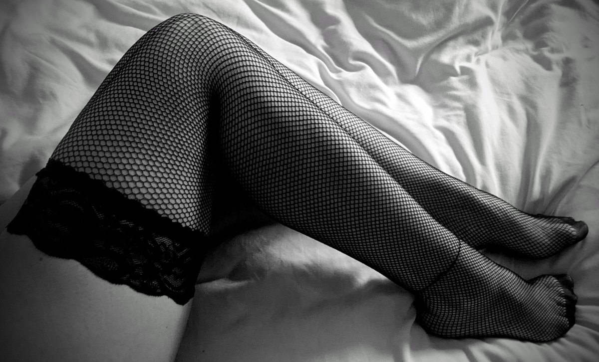 MissSoxxx's tweet photo. Fishnets and Fridays 🖤 https://t.co/BczZxuwQ9o