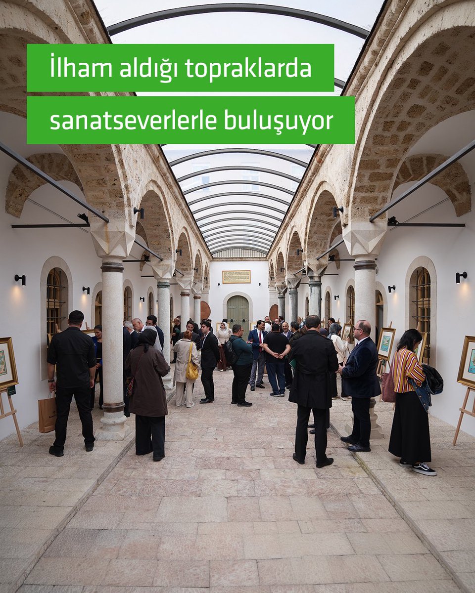 kuveytturk's tweet photo. Yüzyılların izleri, Saraybosna’da sanatla buluşuyor. 🖼️🏛️

“Rumeli’de Osmanlı İzleri” sergimizin Saraybosna’daki açılışını, Genel Müdür Yardımcımız Semih Sel’in katılımıyla gerçekleştirdik. Minyatür sanatçısı Gülçin Anmaç’ın 11 ülke, 29 şehirden 35 eseri bir araya getirdiği sergide, Rumeli coğrafyasındaki Osmanlı mirası minyatür sanatının incelikli diliyle yeniden hayat buluyor.

Açılışımıza katılan T.C. Saraybosna Büyükelçisi Emin Akseki’ye, Yunus Emre Enstitüsü Saraybosna Koordinatörü Mehmet Akif Yaman'a ve Gazi Hüsrev Bey Külliyesi İslam Kültür ve Sanat Müzesi Müze Direktörü Amir Šakić'e teşekkür ederiz.

Sergimizi 30 Eylül’e kadar Gazi Hüsrev Bey Külliyesi İslam Kültür ve Sanat Müzesi'nde ziyaret edebilirsiniz.

#KuveytTürk #RumelideOsmanlıİzleri