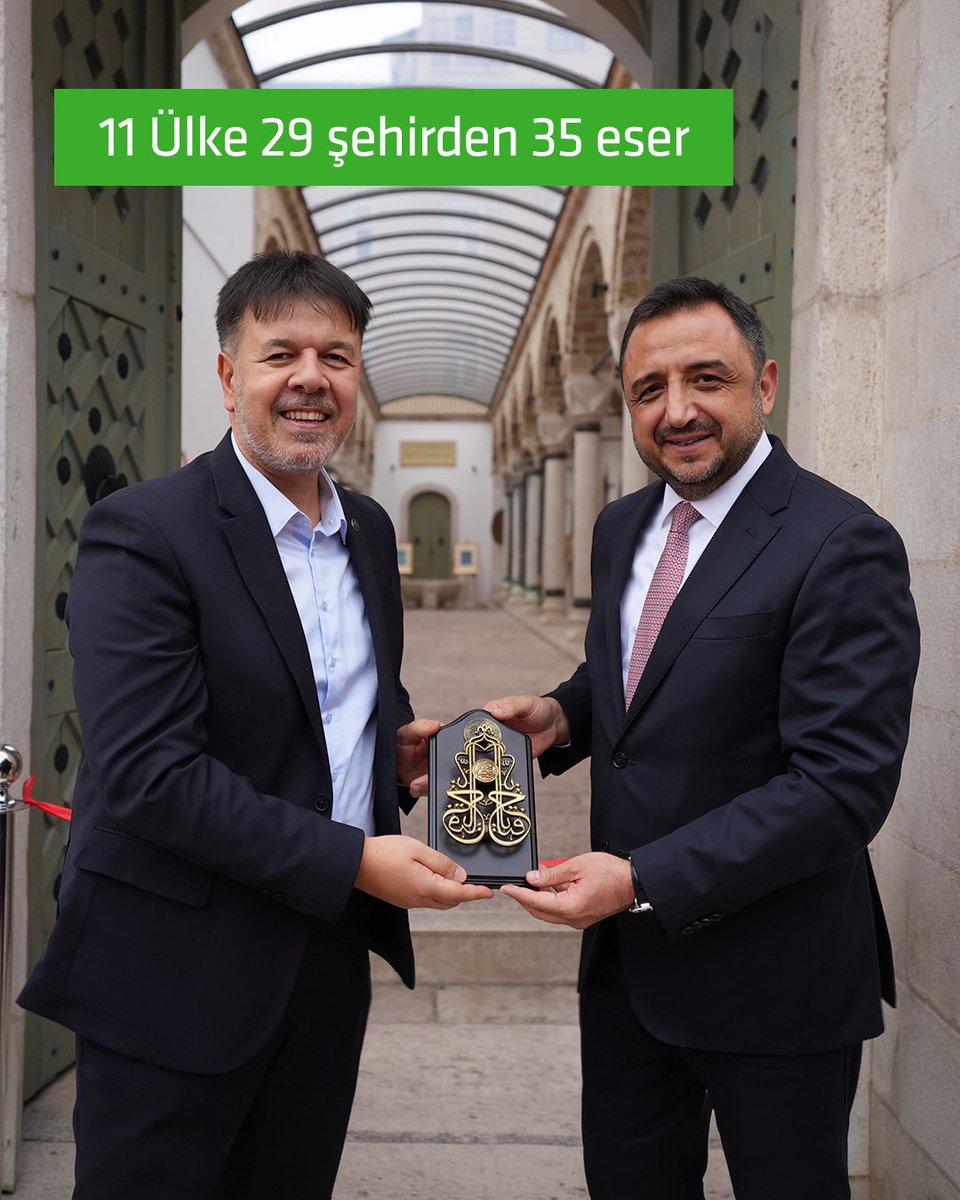 kuveytturk's tweet photo. Yüzyılların izleri, Saraybosna’da sanatla buluşuyor. 🖼️🏛️

“Rumeli’de Osmanlı İzleri” sergimizin Saraybosna’daki açılışını, Genel Müdür Yardımcımız Semih Sel’in katılımıyla gerçekleştirdik. Minyatür sanatçısı Gülçin Anmaç’ın 11 ülke, 29 şehirden 35 eseri bir araya getirdiği sergide, Rumeli coğrafyasındaki Osmanlı mirası minyatür sanatının incelikli diliyle yeniden hayat buluyor.

Açılışımıza katılan T.C. Saraybosna Büyükelçisi Emin Akseki’ye, Yunus Emre Enstitüsü Saraybosna Koordinatörü Mehmet Akif Yaman'a ve Gazi Hüsrev Bey Külliyesi İslam Kültür ve Sanat Müzesi Müze Direktörü Amir Šakić'e teşekkür ederiz.

Sergimizi 30 Eylül’e kadar Gazi Hüsrev Bey Külliyesi İslam Kültür ve Sanat Müzesi'nde ziyaret edebilirsiniz.

#KuveytTürk #RumelideOsmanlıİzleri