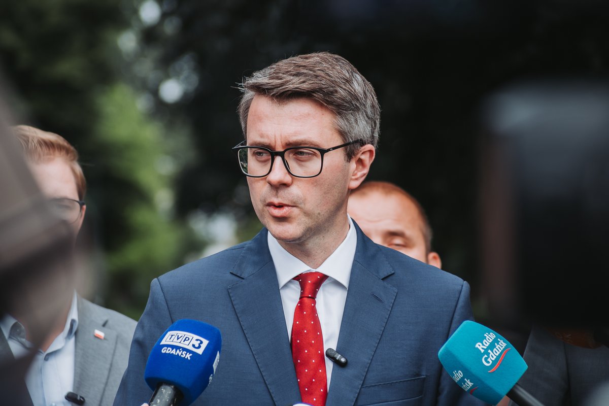 PiotrMuller's tweet photo. Kolejny krok @RozwojPlus 💪 Dołączają do nas radni regionu słupskiego 💪

@SamantaNowinska, Zbigniew Pawłowski, Kamil Patynowski i @stolarczyk_p tworzą Klub Radnych Rozwój Plus w Radzie Powiatu Słupskiego. Do naszego środowiska w regionie dołącza także radny miasta Słupska @kacper_moroz. 

Dzisiaj wspólnie z wicemarszałkiem @mhorala mówiliśmy przede wszystkim o tym, co dla mieszkańców najważniejsze: inwestycjach, drogach, usługach publicznych, rozwoju gospodarczym i wykorzystaniu potencjału całej Ziemi Słupskiej.

Mamy już doświadczenie pokazujące, że ambitne programy rozwojowe mogą realnie zmieniać nasze miejscowości. Tak było m .in. z Rządowym Programem Inwestycji Strategicznych oraz Programem na rzecz Rozwoju Ziemi Słupskiej, o którego uruchomienie zabiegałem.

Teraz chcemy konsekwentnie rozwijać współpracę samorządową i przedstawiać kolejne konkretne propozycje dla Słupska i całego regionu.

Rozwój Plus to agenda oparta na inwestycjach, współpracy i konkretnych projektach dla mieszkańców.