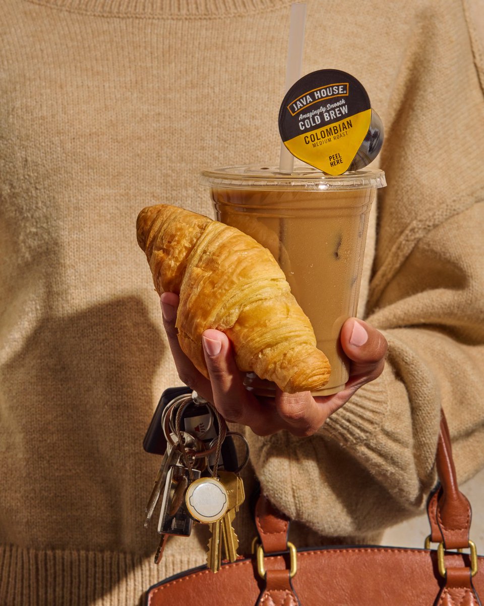 javahouse's tweet photo. Girl grip essentials: keys, croissant, latte. ☕️🥐

How do you latte on the go? https://t.co/k3KbB5q53C
