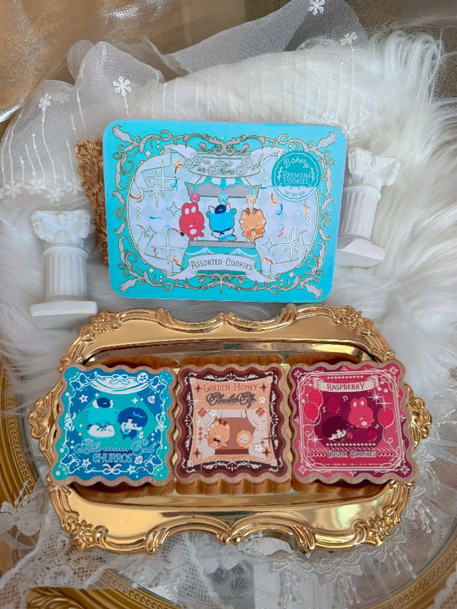 lushiette's tweet photo. I made a Fun Theme Park cookie set inspired by those cookie tins you take home as souvenirs from amusement parks! 🎡🎠

You’ll receive a tin with 3 mascot magnet cookies, all with pretty embossed details ✨ 

#괴담출근 https://t.co/Z8cy6sF7QJ