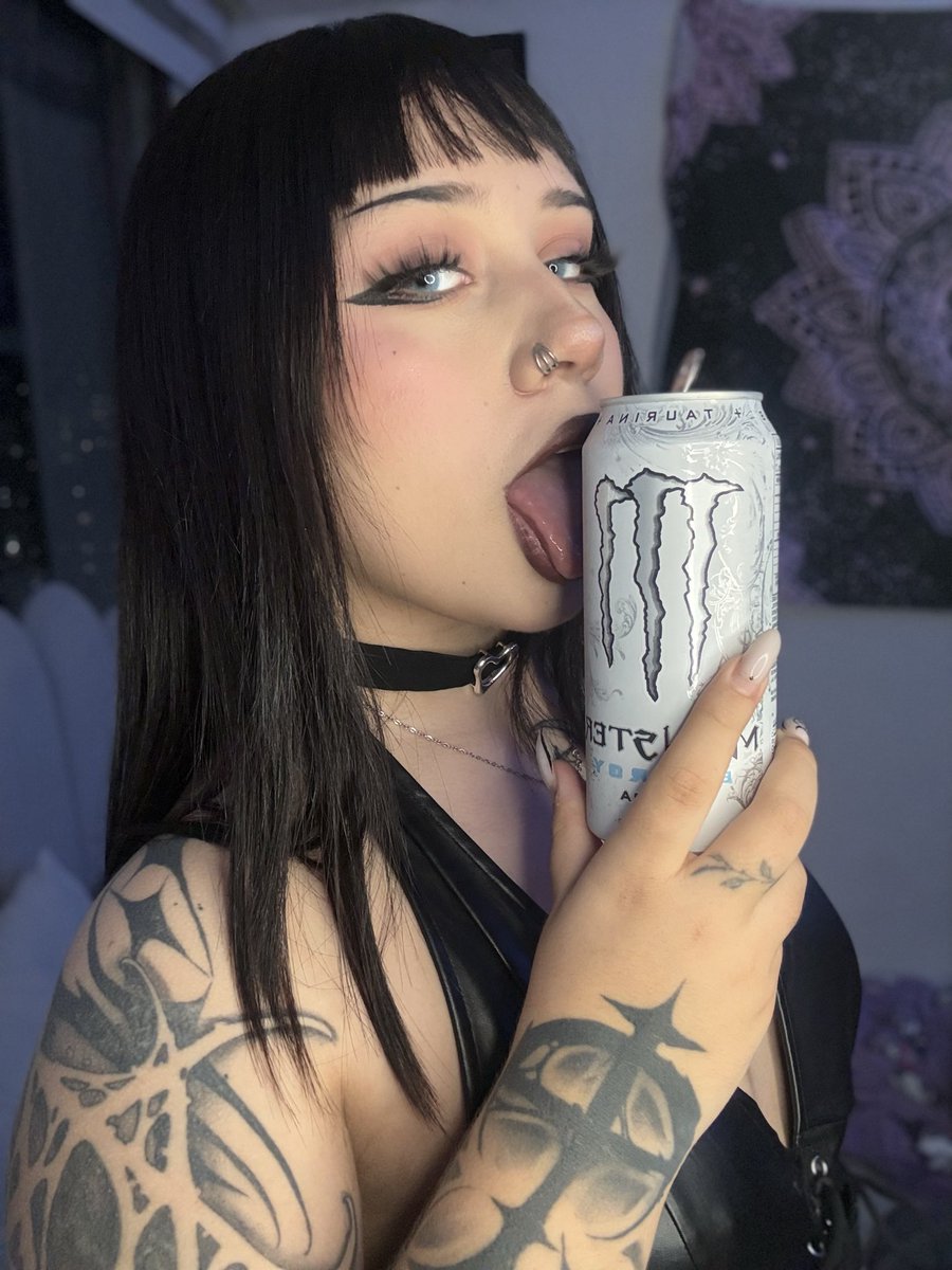 gothjunoo's tweet photo. swipe to see what mommy does to good boys! 🖤🖤
#goth #goodboy https://t.co/3l6q8pGJw4