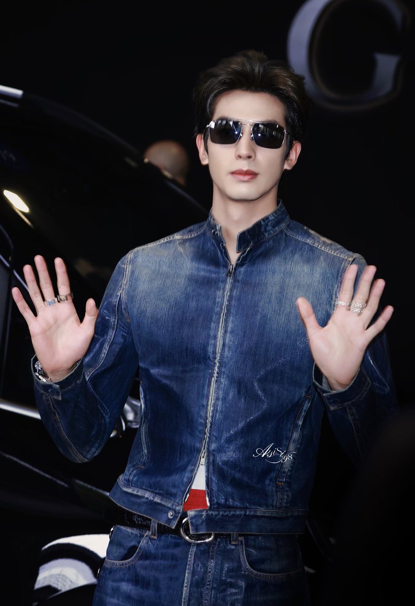 SWL99_update's tweet photo. 260925 | Gucci The Store Show

The presence, the visuals, the styling is simply immaculate 🔥

SONG WEILONG REIGNS IN GUCCI
#GucciSS27XWEILONG
#GucciTheStoreShow
#GuccixWEILONG
#SongWeilong #宋威龙
@gucci https://t.co/HRVsCVMAZx