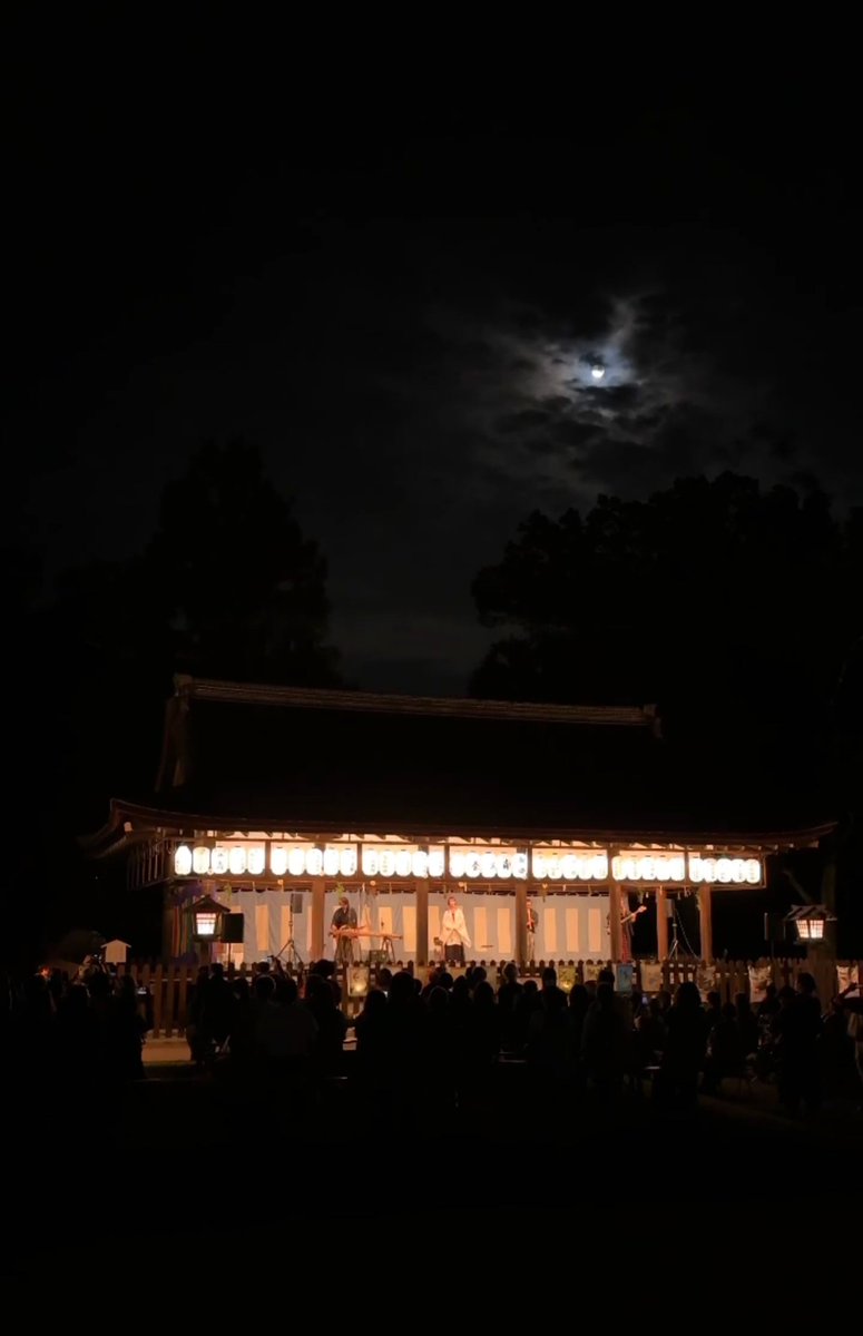 JUNN_take's tweet photo. 今日は京都 上賀茂神社での観月祭。向かう途中に寄った出町商店街の古本屋で連歌の本を発見した。一節切の研究をしていく中での参考になるかなと思って購入。ちょっと読みましたが面白い！室町時代のカルチャーをもっと学んでいきたいなと思います。さて、明日は京都 上京区の千本ゑんま堂で演奏です。 https://t.co/mIWFKXRZgB