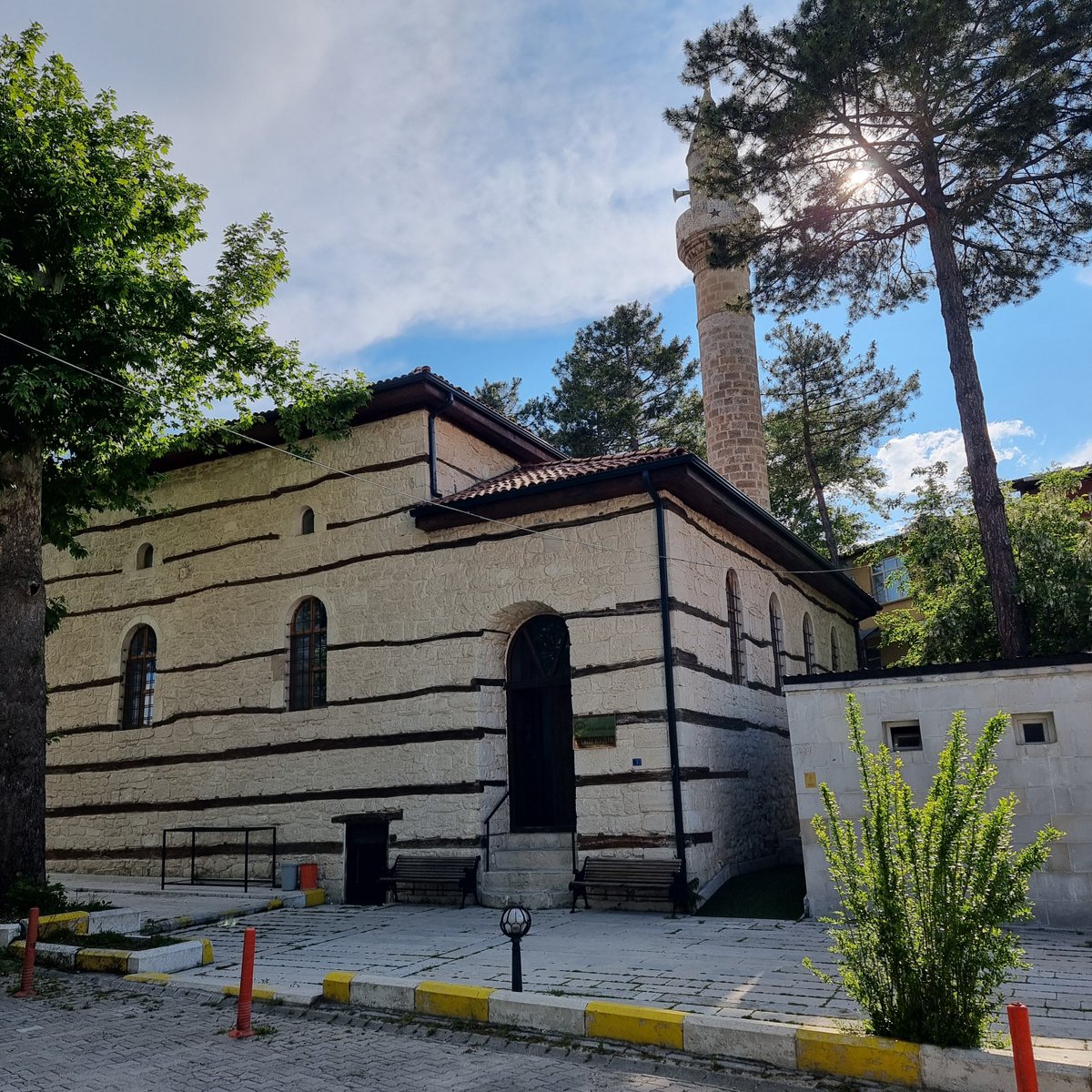 nilegld's tweet photo. @guldenzgy @DrGunerSonmez Buyrun camii https://t.co/1fWYRCz7Zw