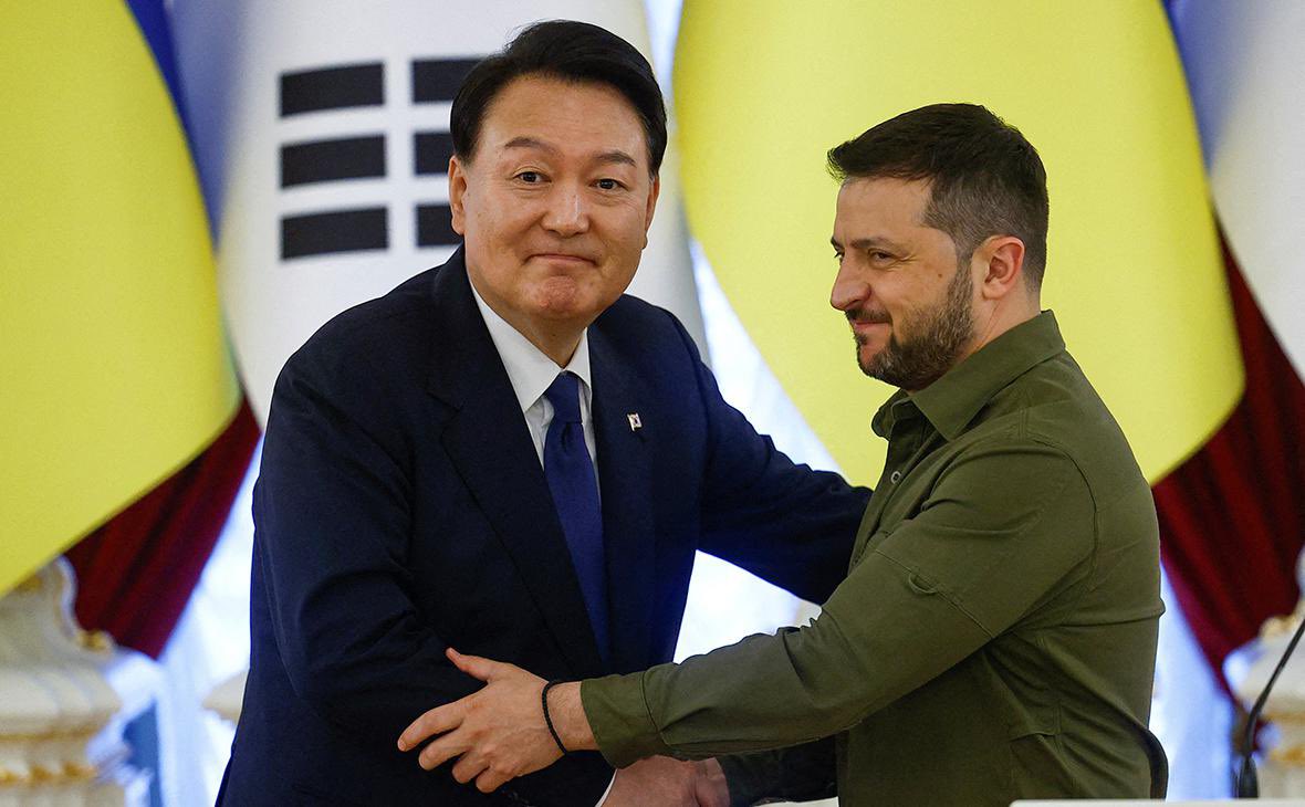 StarshinaZapasa's tweet photo. Через дурне розголошення Володимиром Зеленським на Генеральній асамблеї ООН таємної інформації про передачу Сеулу двох північнокорейських військовополонених та порушення домовленостей тримати все у таємниці, стало відомо, що всі переговори та контакти по отриманню Україною технологій та зброї - зупинени. Про це повідомили "злі язики з Банкової" і кажуть, що в ахері всі. Але це ще не все.
Через цей скандал скасовується візит в Украину впливових британських депутатів разом з Іаном Данканом Смітом. І це буде мати наслідки, які побачимо пізніше. 
Борислав Береза

Выступали, веселились - посчитали, прослезились…
Да и правда, нах нам та Южная Корея. 
А чем они нам помогают (с). 
Ну, ок. 
Чо.