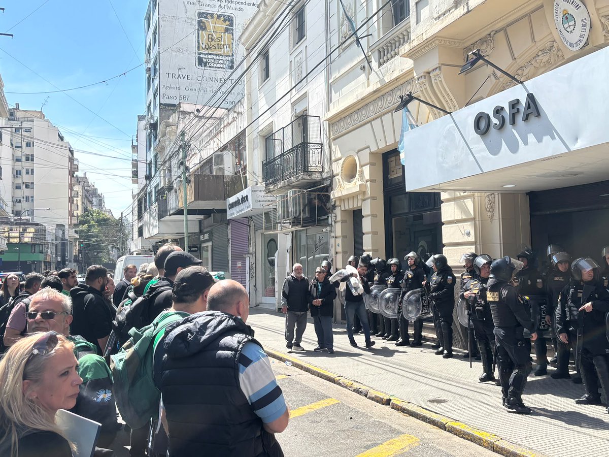 MercedesCabezas's tweet photo. Obra Social #OSFA: desde #ATE no descartamos una nueva medida de fuerza para el 30 de septiembre
Estamos esperando una respuesta oficial. Ayer entregamos en mano un petitorio a las autoridades para explicar la situación y, tras eso, nos imputaron por ocupación ilegítima. Lo cierto es que hay una mala administración de la obra social.
Quienes aportan a todas las obras sociales son los trabajadores y las trabajadoras con un porcentaje de su #salario. Si el sueldo se deprecia como en el Estado nacional, un 42,5 %, el aporte también cae en esa misma proporción. Por lo tanto, no solo hay una mala administración, sino un desfinanciamiento programado desde el Gobierno nacional; y esto es una cadena, porque también se deprecian las jubilaciones.
Lo que ocurrió ayer fue de una violencia insólita. No solo afuera, donde estaban nuestros compañeros y compañeras (muchos de ellos trabajadores de #OSFA provenientes de distintas sedes del país) y donde la Policía de la Ciudad desplegó un operativo desmedido, sino adentro del edificio: en la misma sala donde nos encontrábamos reunidos con funcionarios ingresaron alrededor de diez policías. Si eso no es un apriete, no sé qué es.