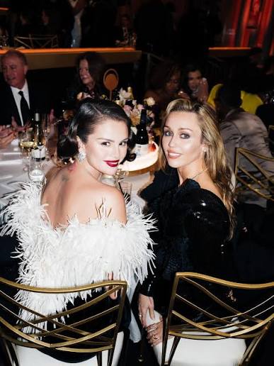 smileymiley510's tweet photo. me and my best friend @amselenarp @amselenarpx https://t.co/x3jba4Yreg