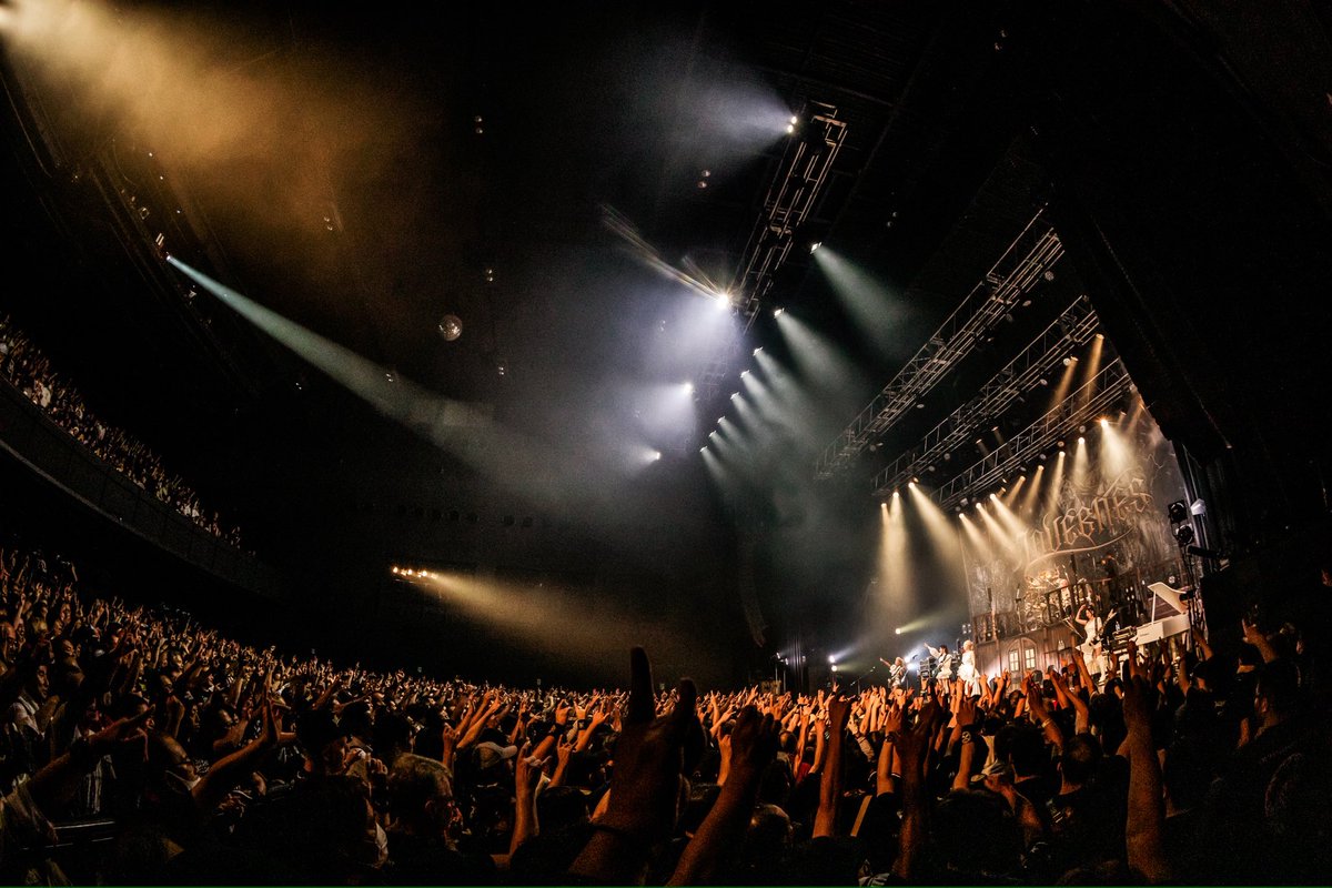 lovebites_jp's tweet photo. 🐺東京・Zepp Hanedaの1日目❗️ソールドアウトで終えられました❗️これで「OUTSTANDING TOUR - JAPAN 2026」全公演完売‼️本当にありがとうございます‼️

🔥明日はいよいよツアーファイナル at Zepp Haneda❗️最高の時間を過ごしましょう‼️

【⚠️お願い】ステージ上へのものの投げ込みはショウの進行や演出の妨げや出演者の怪我につながる可能性がございます。絶対におやめください。