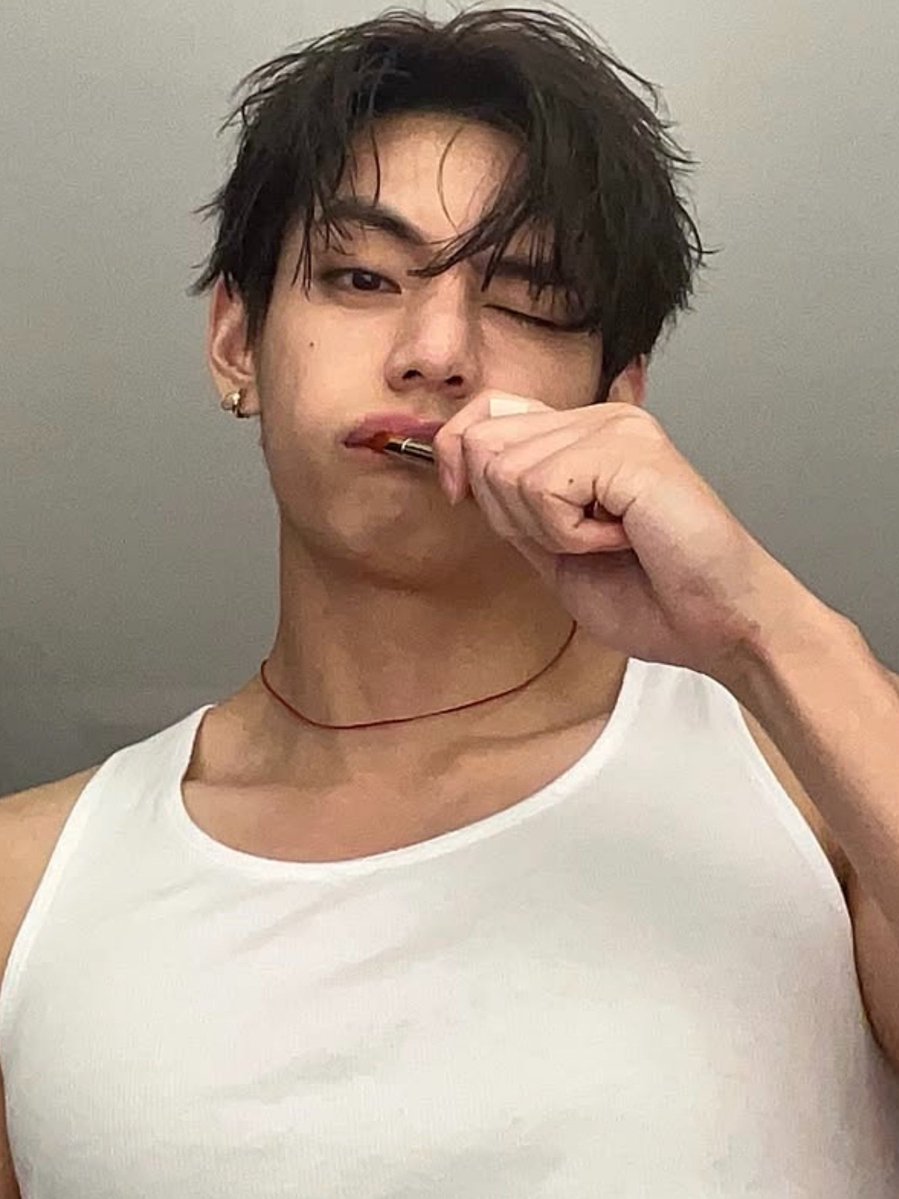 vkookieth's tweet photo. dia nih kayak abang abangan teknik bgt yang kalau di chat senin dibales kalau inget, atau tipe teknik yg ngejar ngejar di awal trs dibikin jatuh cinta, stlh cinta lgsg ditinggal gitu aja #damn https://t.co/8HWhL2W46d