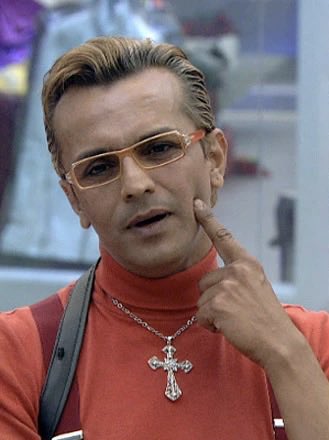 Nati0nFirst's tweet photo. #Biggboss20 #BB20 

Spot the difference..!😂😜😝🤮

Time out                 vs            Mute button https://t.co/y8XdpwlnT1