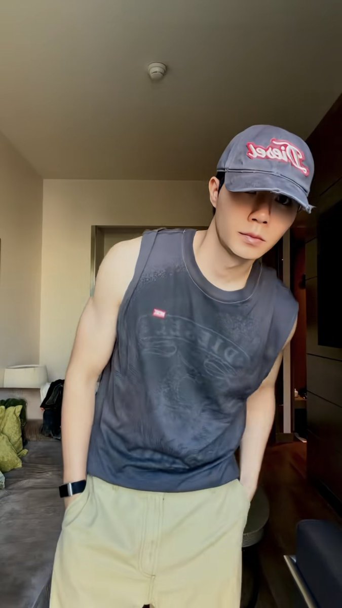annie_Hstyles's tweet photo. พี่ซีมาลงลุคแรกที่พับแขนเสื้อขึ้นหน่อย มันหร่อ เอามา ㅜㅡㅜ จั๊นรักหนุ่ม DIESEL ❤️❤️❤️

ZEE PRUK MFW 2027
#DIESELxZEEPRUK
#DieselSS27 𐃆·̩͙ ₊˚⊹
#DIESEL #ZeePruk https://t.co/9Li6g5OtXA