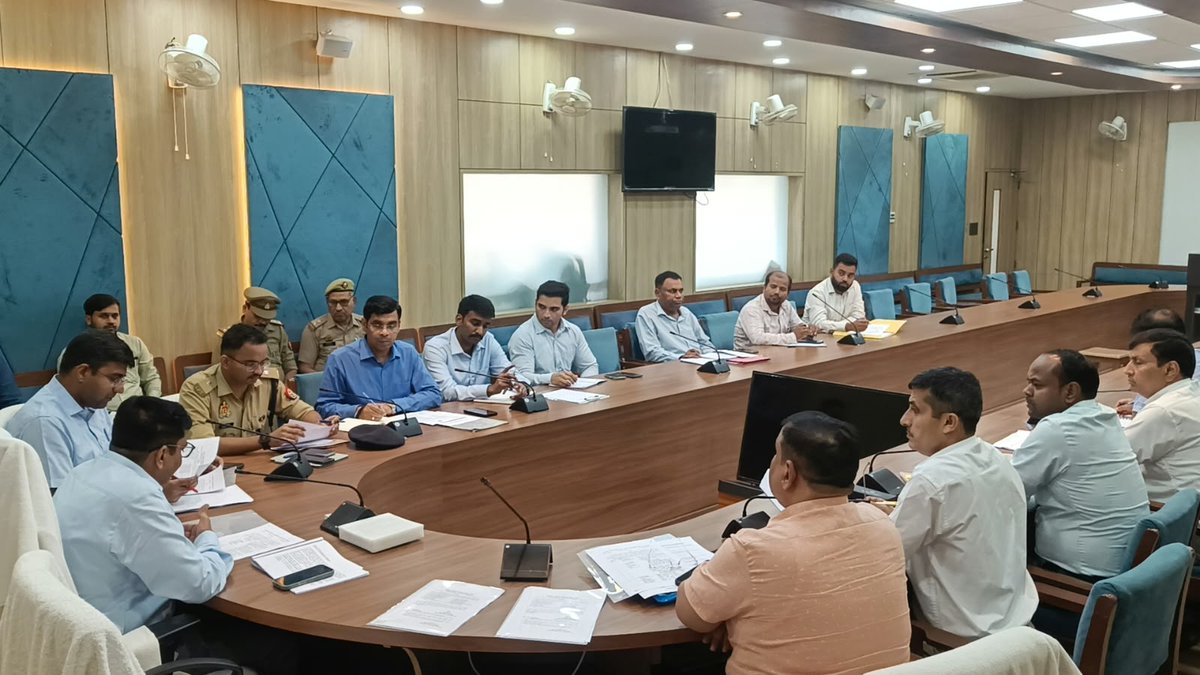 deo_gorakhpur's tweet photo. आज दिनाँक 25/09/2026 को मंडलायुक्त सभागार में माननीय मंडलायुक्त महोदय की अध्यक्षता में आगामी MLC चुनाव की तैयारियों को लेकर जनपद के उच्च अधिकारियों के साथ समीक्षा बैठक आयोजित की गई। इस दौरान चुनाव को निष्पक्ष, शांतिपूर्ण एवं सुव्यवस्थित ढंग से संपन्न कराने हेतु आवश्यक दिशा-निर्देश दिए गए।
@ECISVEEP @ceoup
