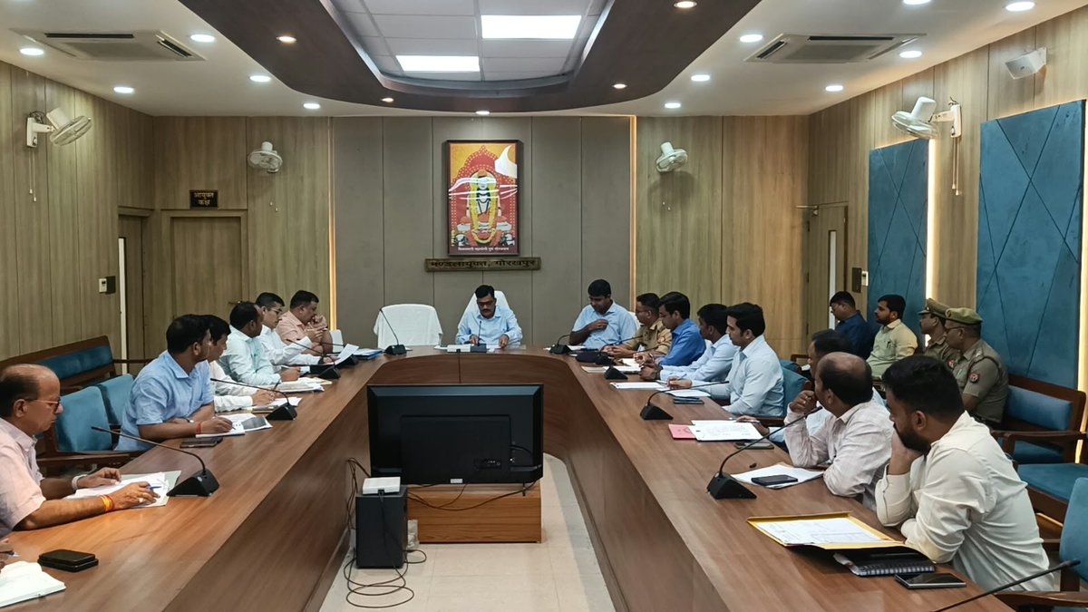 deo_gorakhpur's tweet photo. आज दिनाँक 25/09/2026 को मंडलायुक्त सभागार में माननीय मंडलायुक्त महोदय की अध्यक्षता में आगामी MLC चुनाव की तैयारियों को लेकर जनपद के उच्च अधिकारियों के साथ समीक्षा बैठक आयोजित की गई। इस दौरान चुनाव को निष्पक्ष, शांतिपूर्ण एवं सुव्यवस्थित ढंग से संपन्न कराने हेतु आवश्यक दिशा-निर्देश दिए गए।
@ECISVEEP @ceoup