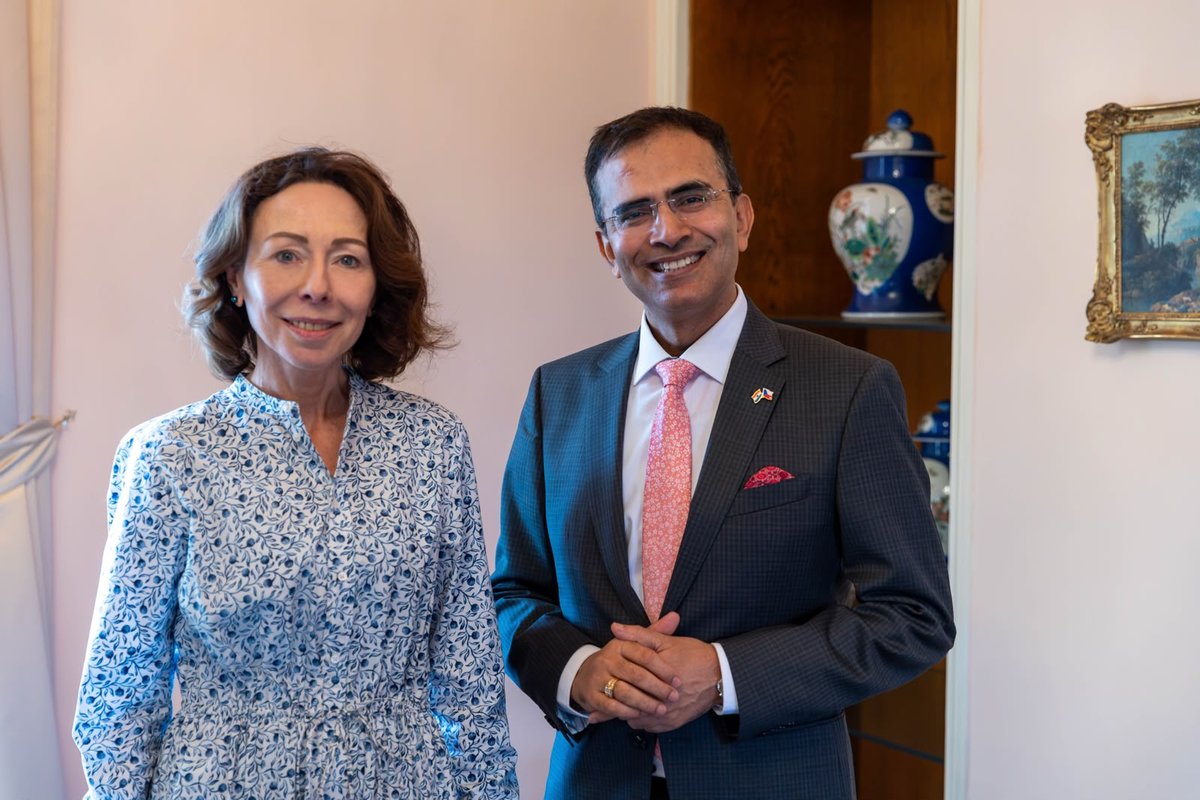 MarieChatardova's tweet photo. S velvyslancem Indie Raveeshem Kumarem @raveesh_kumar jsme probírali chystané návštěvy politických představitelů, formát V4 a Indie 🇮🇳, bilaterální obchodní vztahy, investiční příležitosti a potenciál Dohody o volném obchodu mezi EU a Indií. https://t.co/wUTopA5OEB
