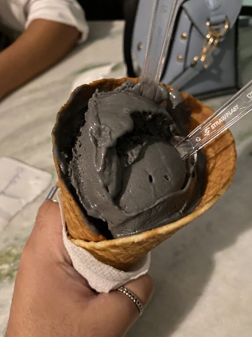 senshi_real's tweet photo. adivinhem de que sabor é esse sorvete https://t.co/KZ2QzeHzFQ
