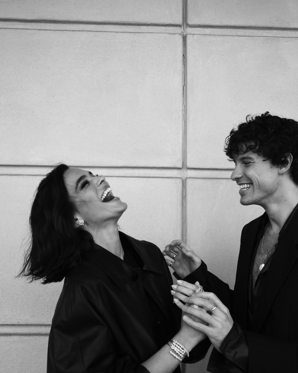 tracklist's tweet photo. LINDOS! Shawn Mendes e Bruna Marquezine juntos em nova foto. ❤️ https://t.co/KcIwH2JNQd